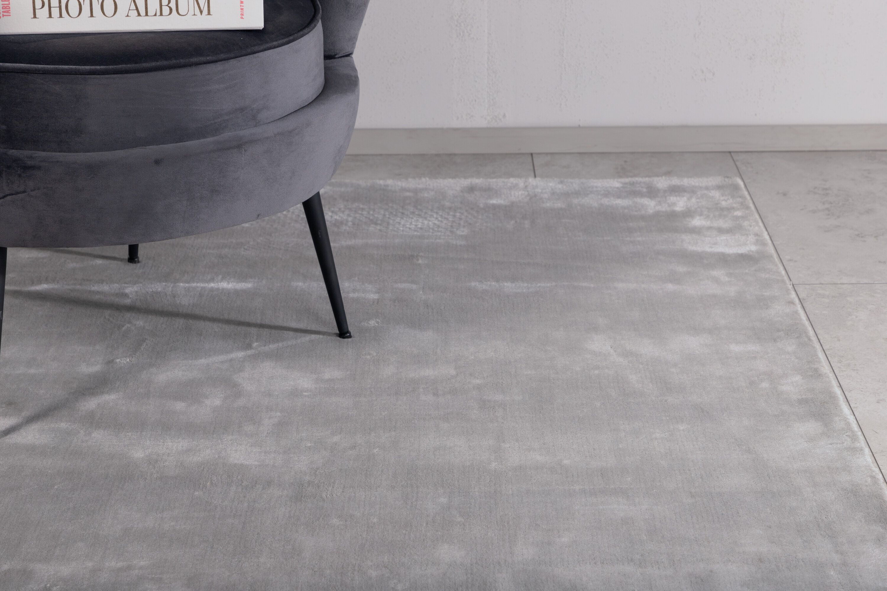 Nohr Cherelle Vloerkleed 200 × 300 cm – Luxe Glanzende Viscose in Zilver
