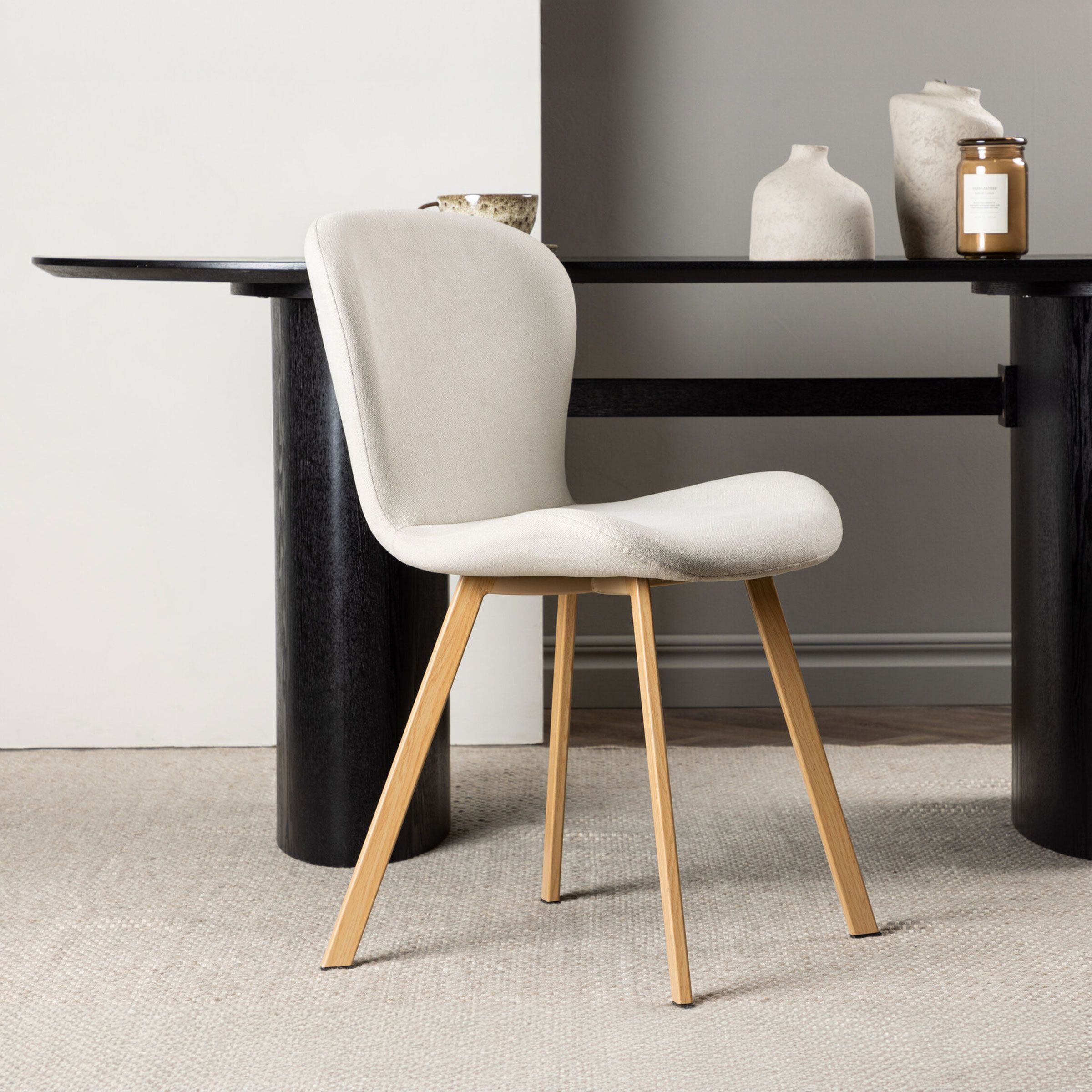 Nohr Corion Eetkamerstoel – Lichte Linnen Beige voor een frisse, moderne eetkamer