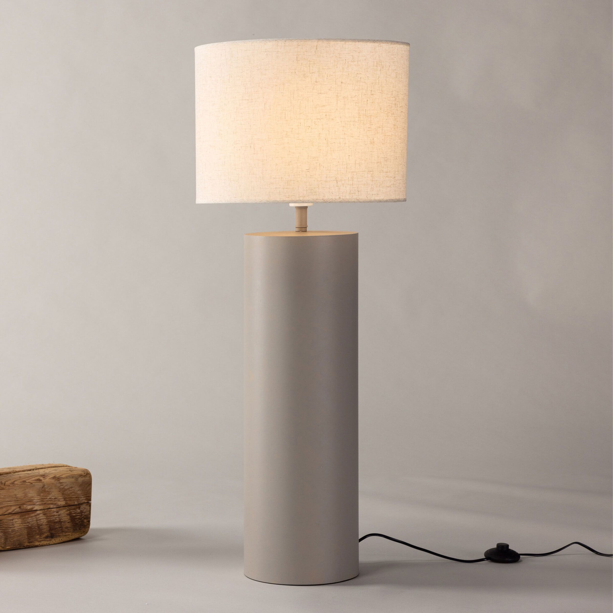 Nohr Davien Vloerlamp – Strakke Grijze Elegantie voor Modern Wonen