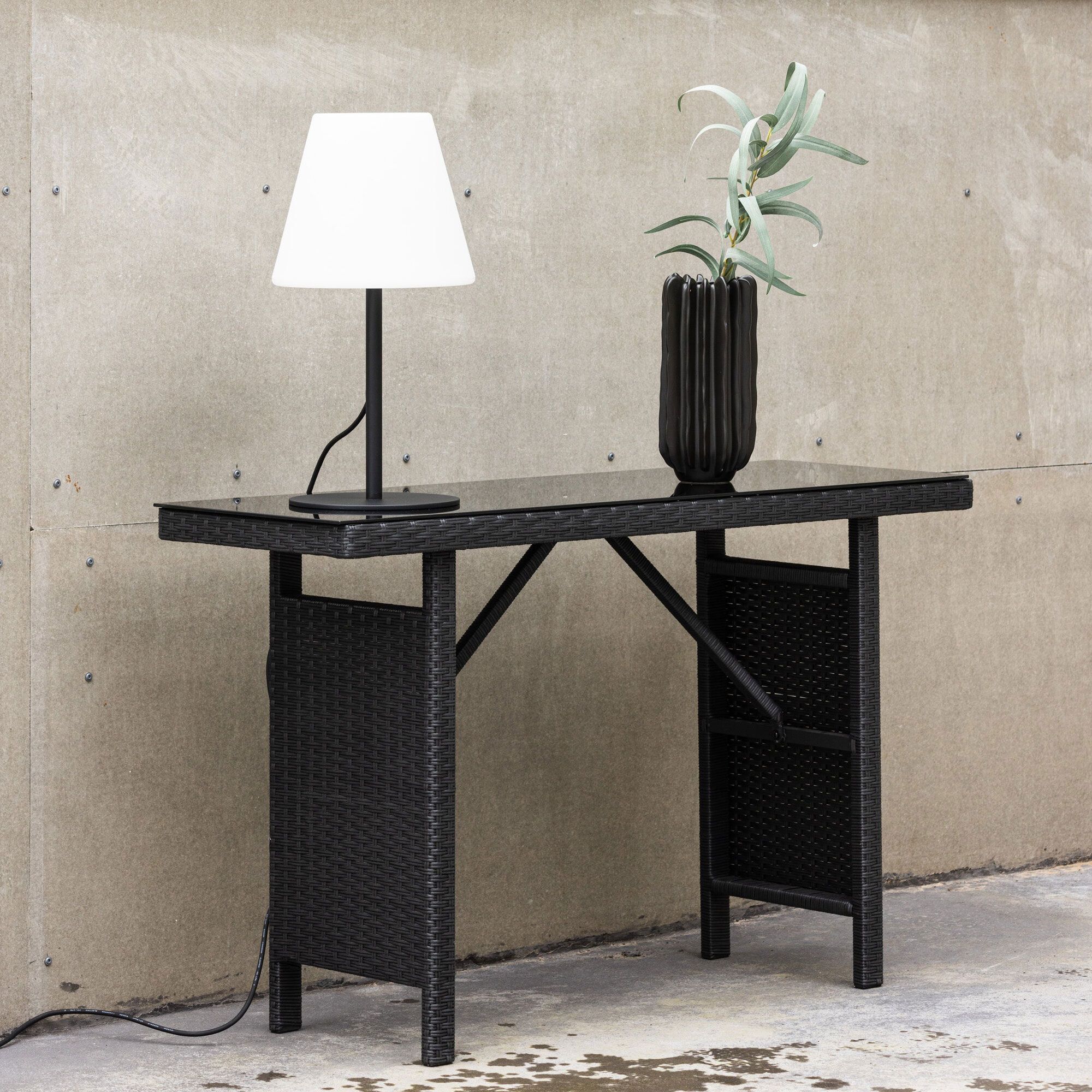 Nohr Davinia Outdoor Bijzettafel – Strak Zwart Rotan & Glas (120 cm)