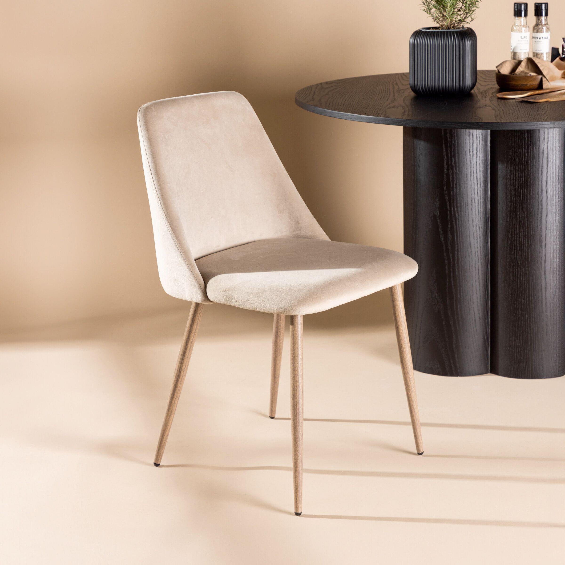 Nohr Denon Velvet eetkamerstoel – luxe fluweel in bruine tint