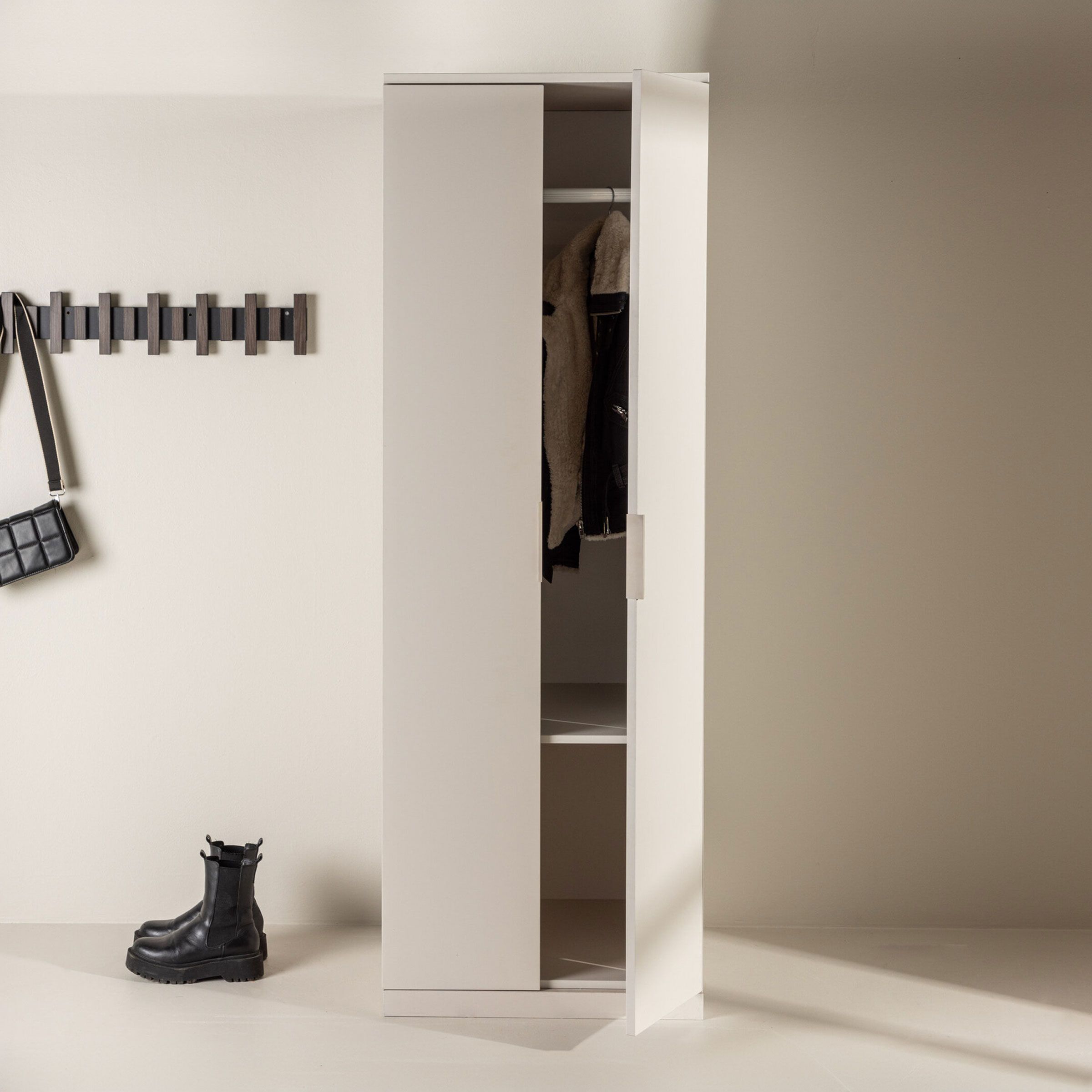 Nohr Eri Kledingkast – Compacte Beige Garderobe met Moderne Functionaliteit