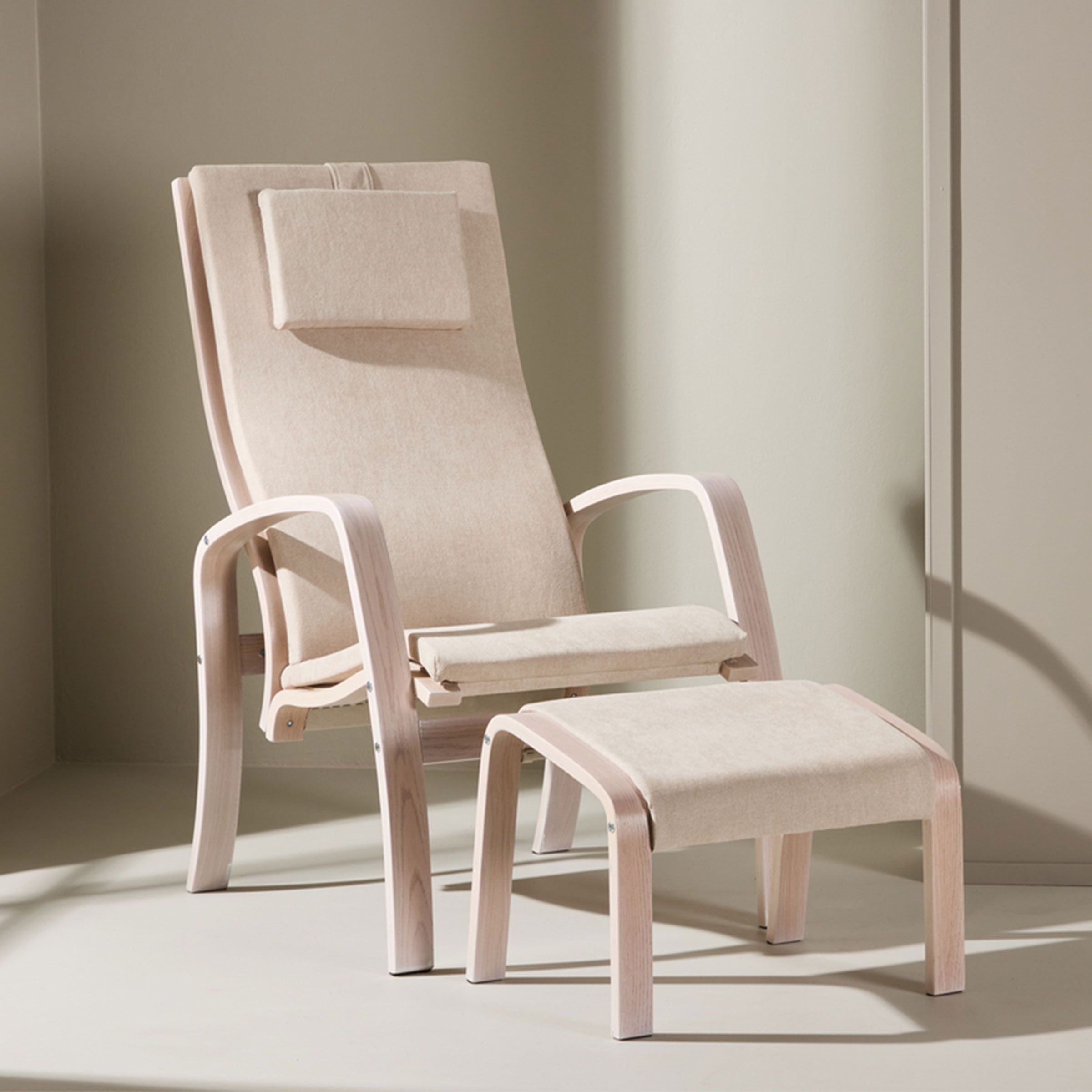 Nohr Fauteuil Corene – Moderne fauteuil met voetenbank in eiken & beige