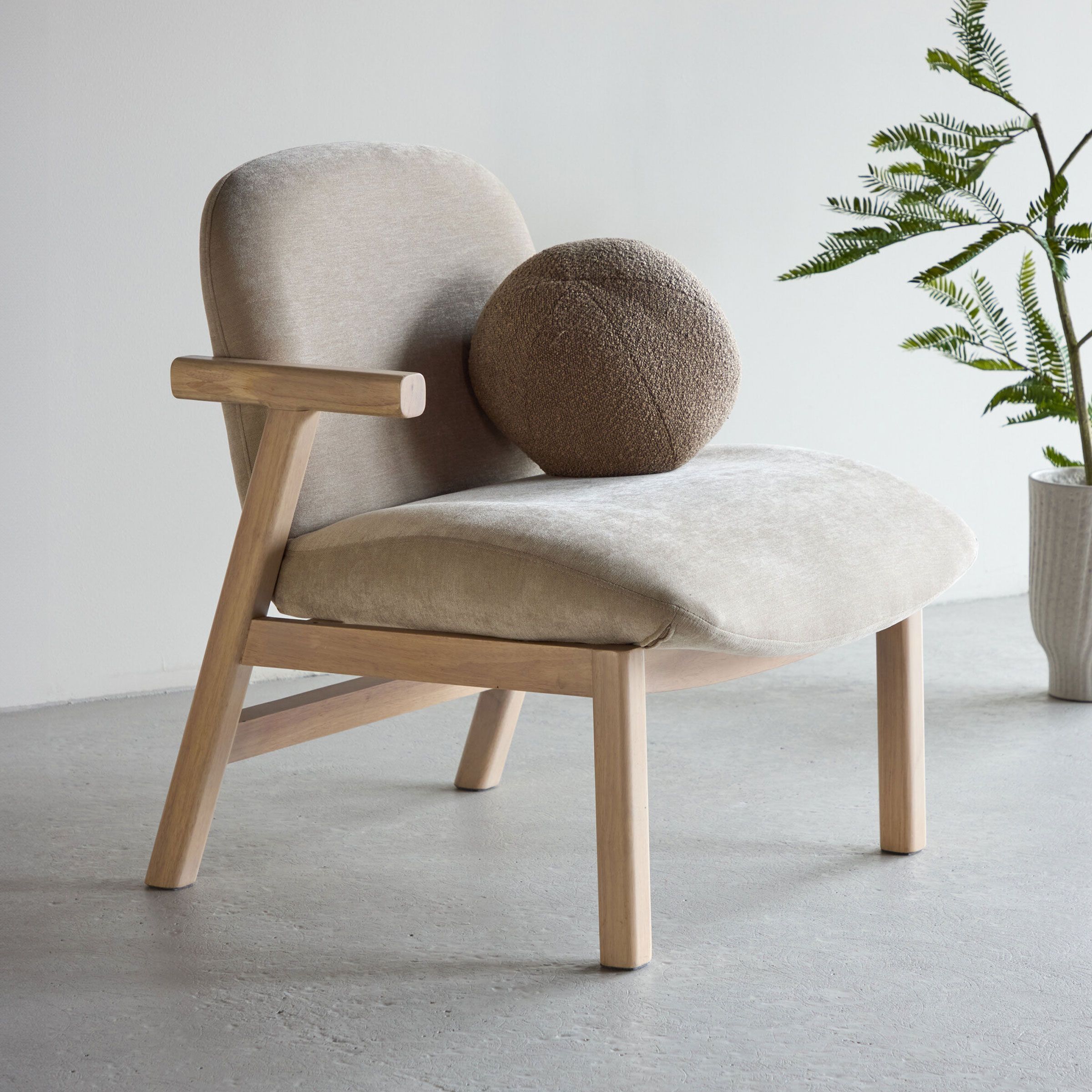 Nohr Fauteuil Shanthi – Elegante Beige Rubberhouten Zitervaring