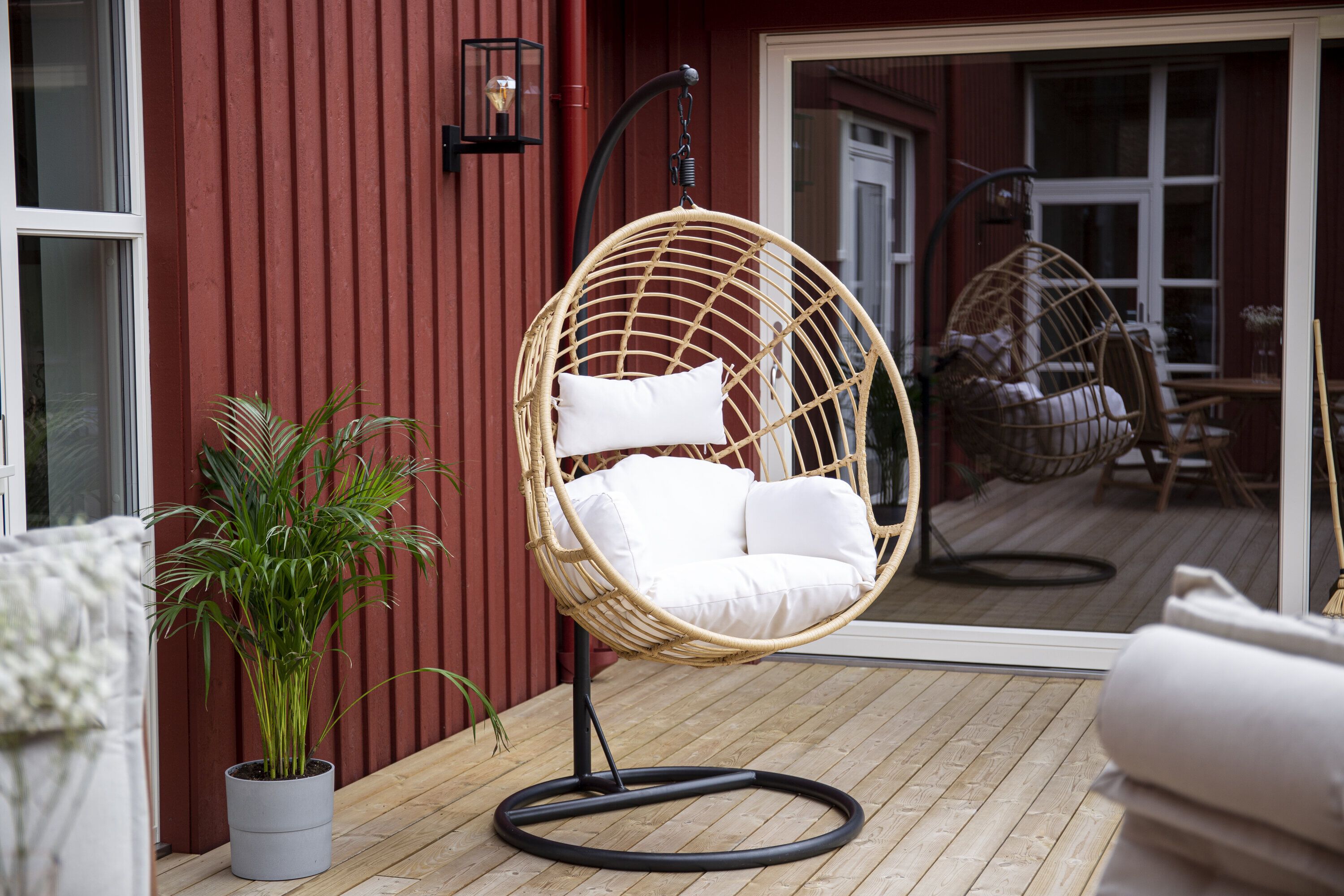 Nohr Hangstoel Karine Rotan – Naturel: Het Designicoon voor Jouw Patio