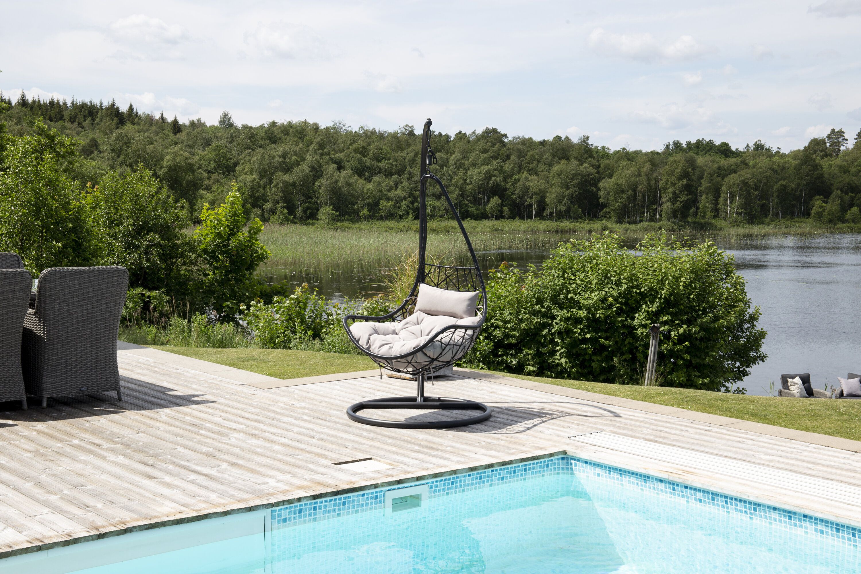 Nohr Hangstoel Sachiko Wicker – Wit: Luxe Hangplezier voor je Patio