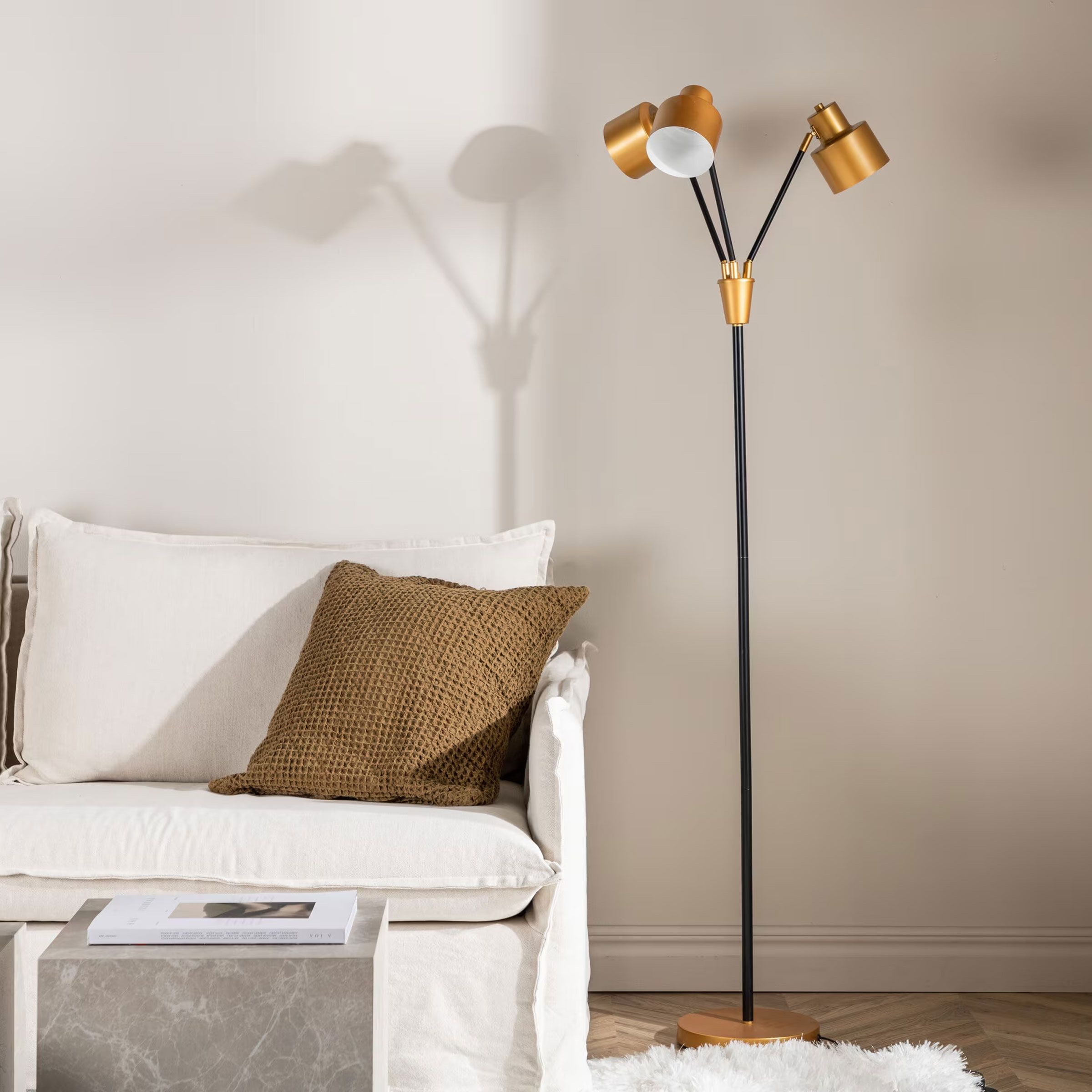 Nohr Hina 3‑lampen vloerlamp – Strakke zwart‑messing verlichting