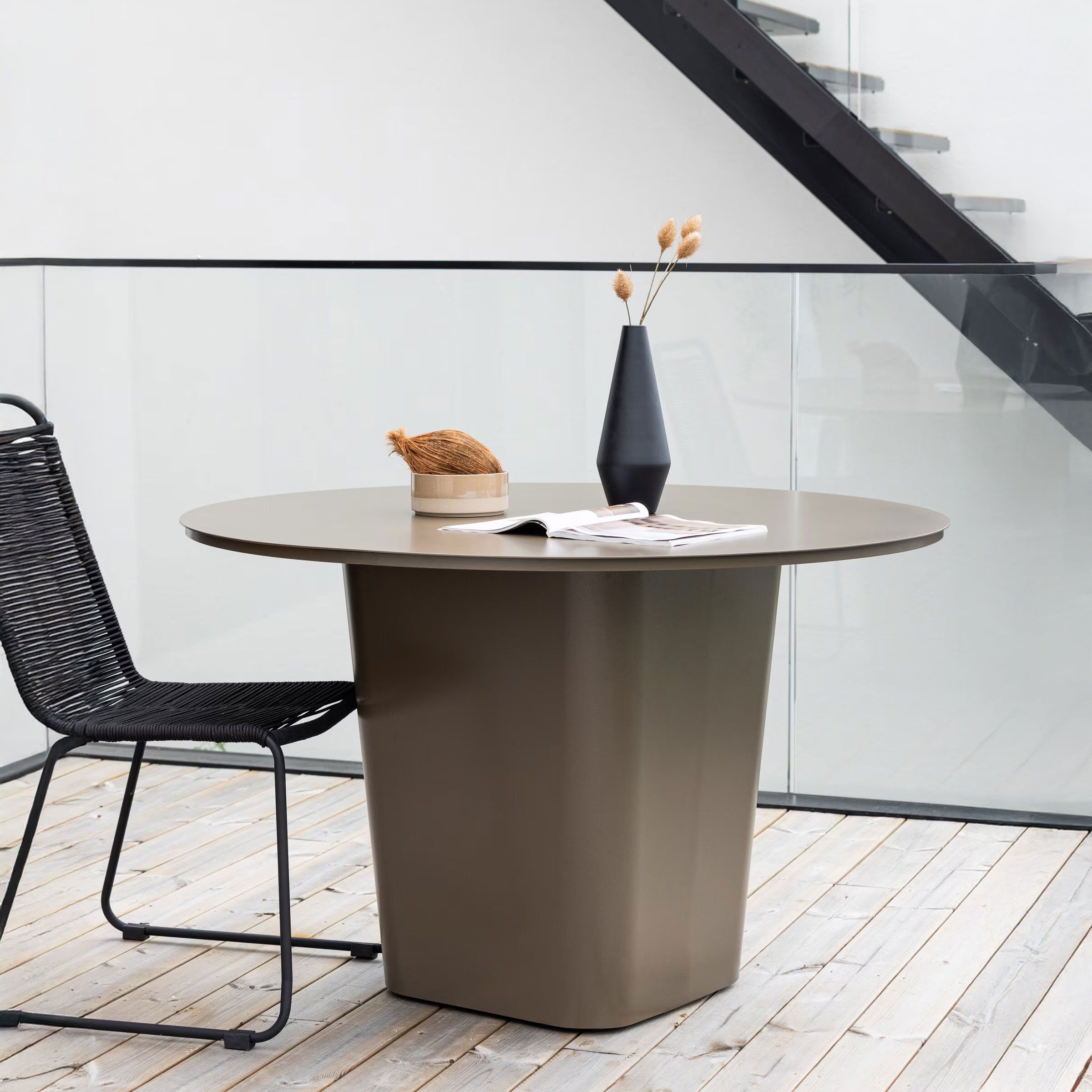 Nohr Jyoti ronde tuintafel 120 cm – stijlvolle bruine eettafel voor buiten