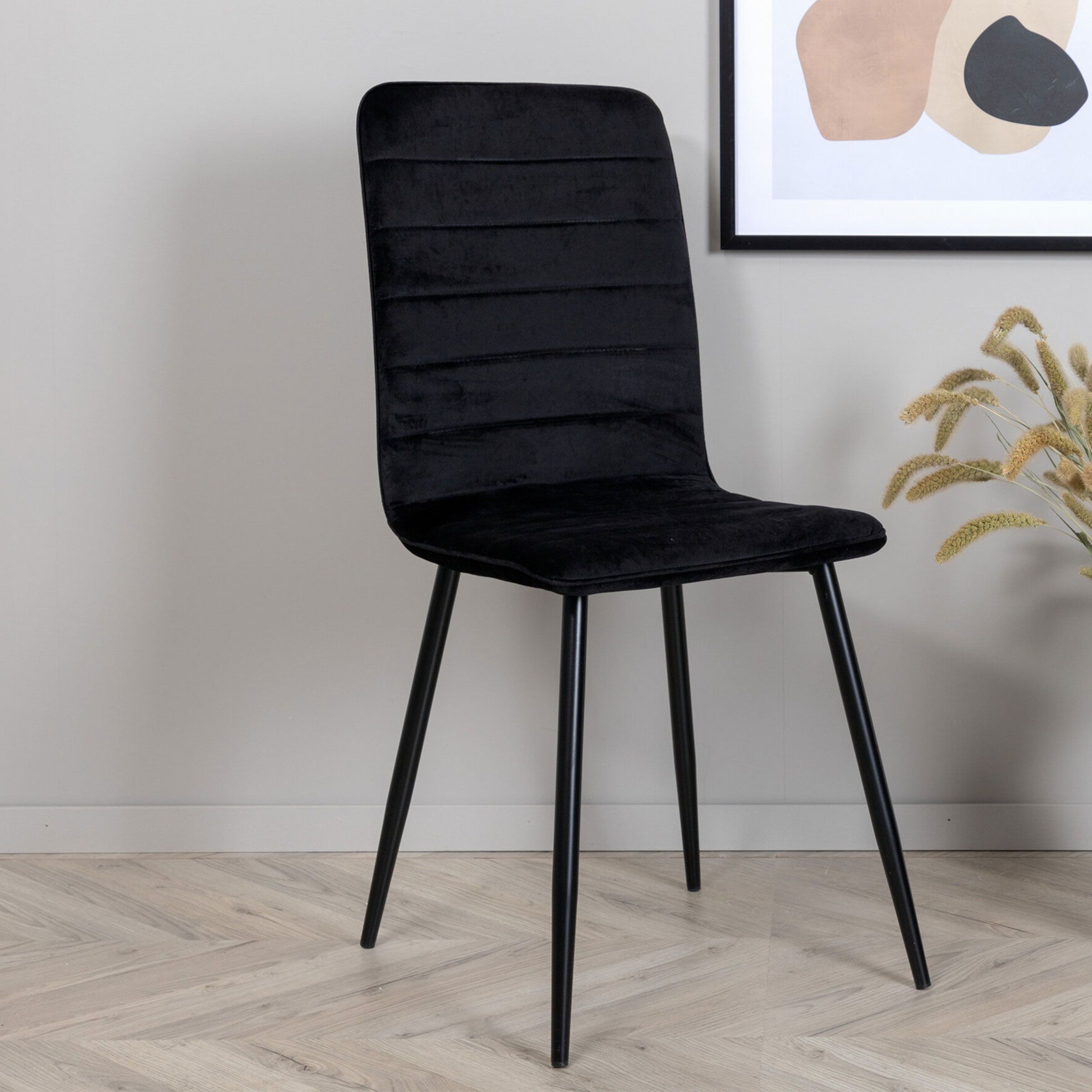 Nohr Kaira Velvet Eetkamerstoel – Luxe Zwart voor een Stijlvolle Tafelscène