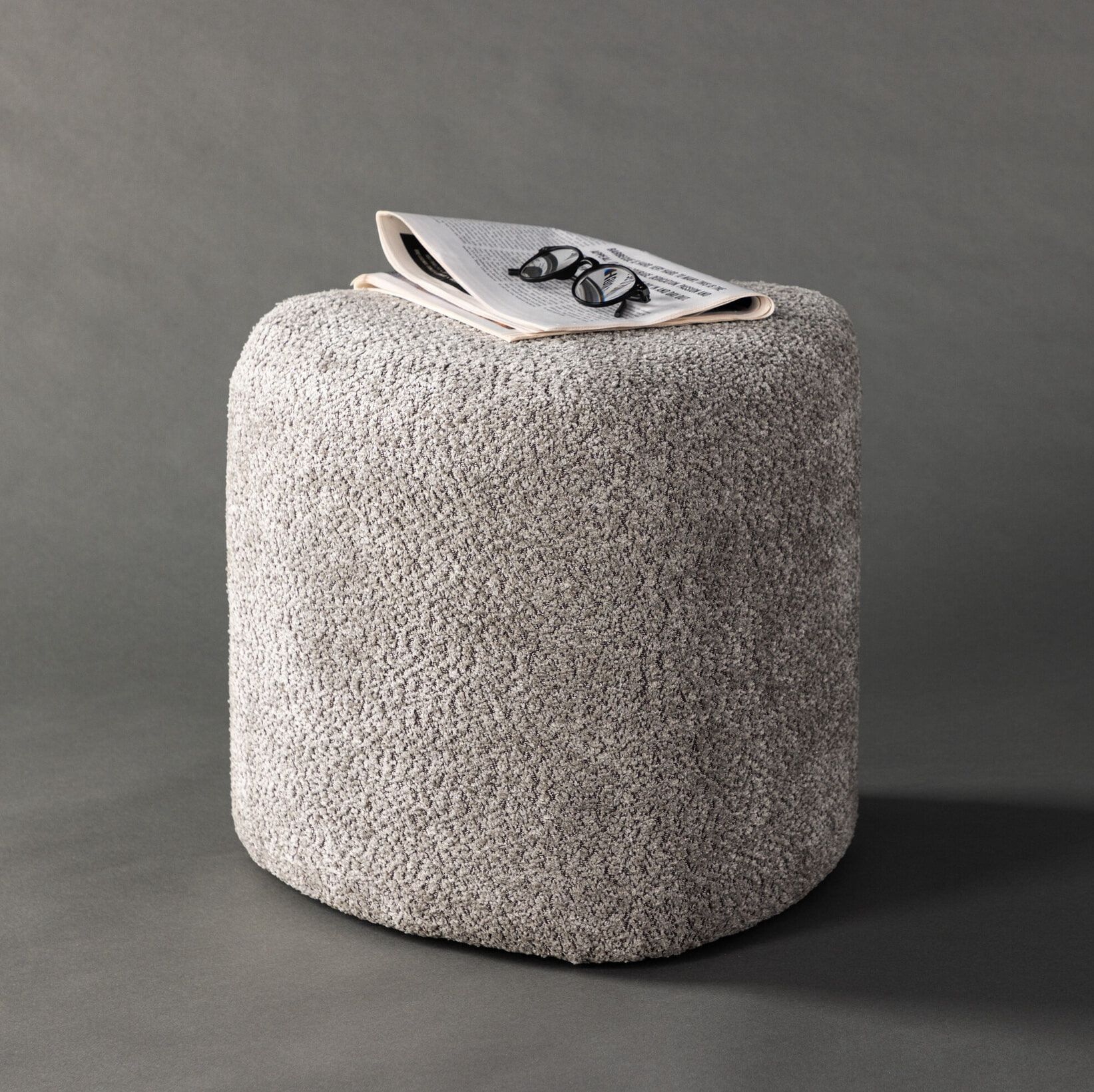 Nohr Liem Bouclé Zitpoef – Compact Grijs Design voor Elke Gang