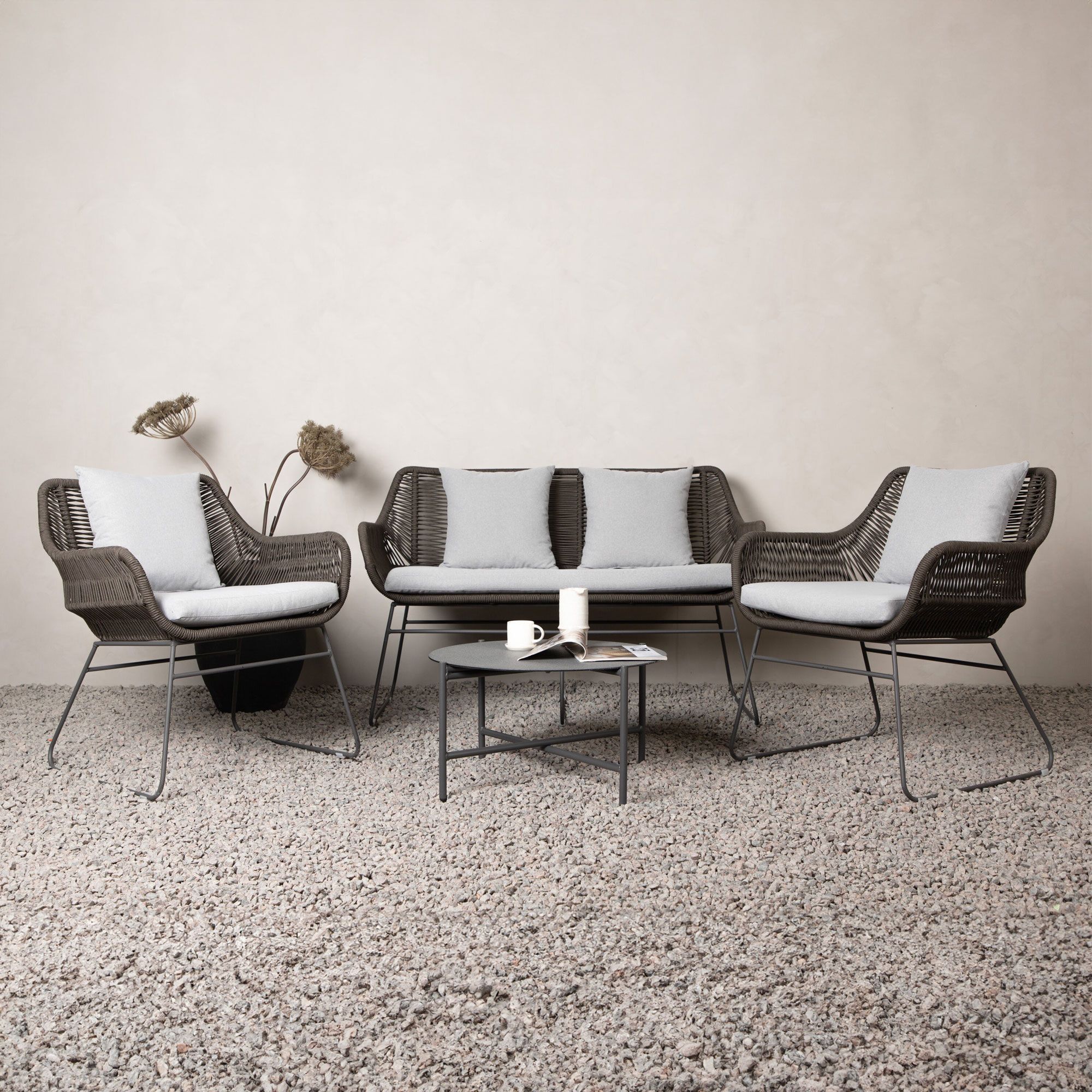 Nohr Missie Loungeset – Bruine loungeset met bank, twee stoelen en ronde tafel