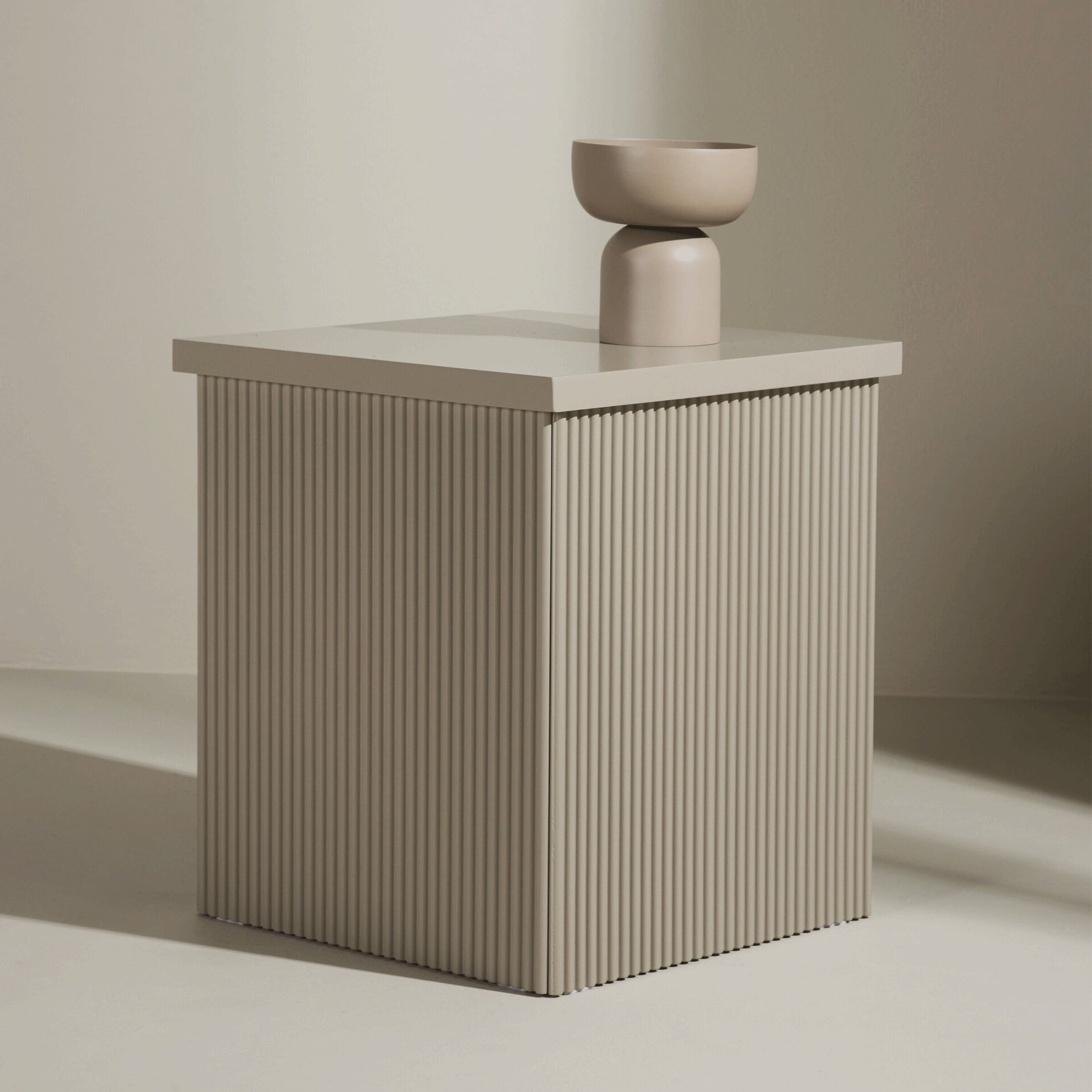 Nohr Mistina vierkante bijzettafel 40 × 40 cm – Tijdloze beige elegantie
