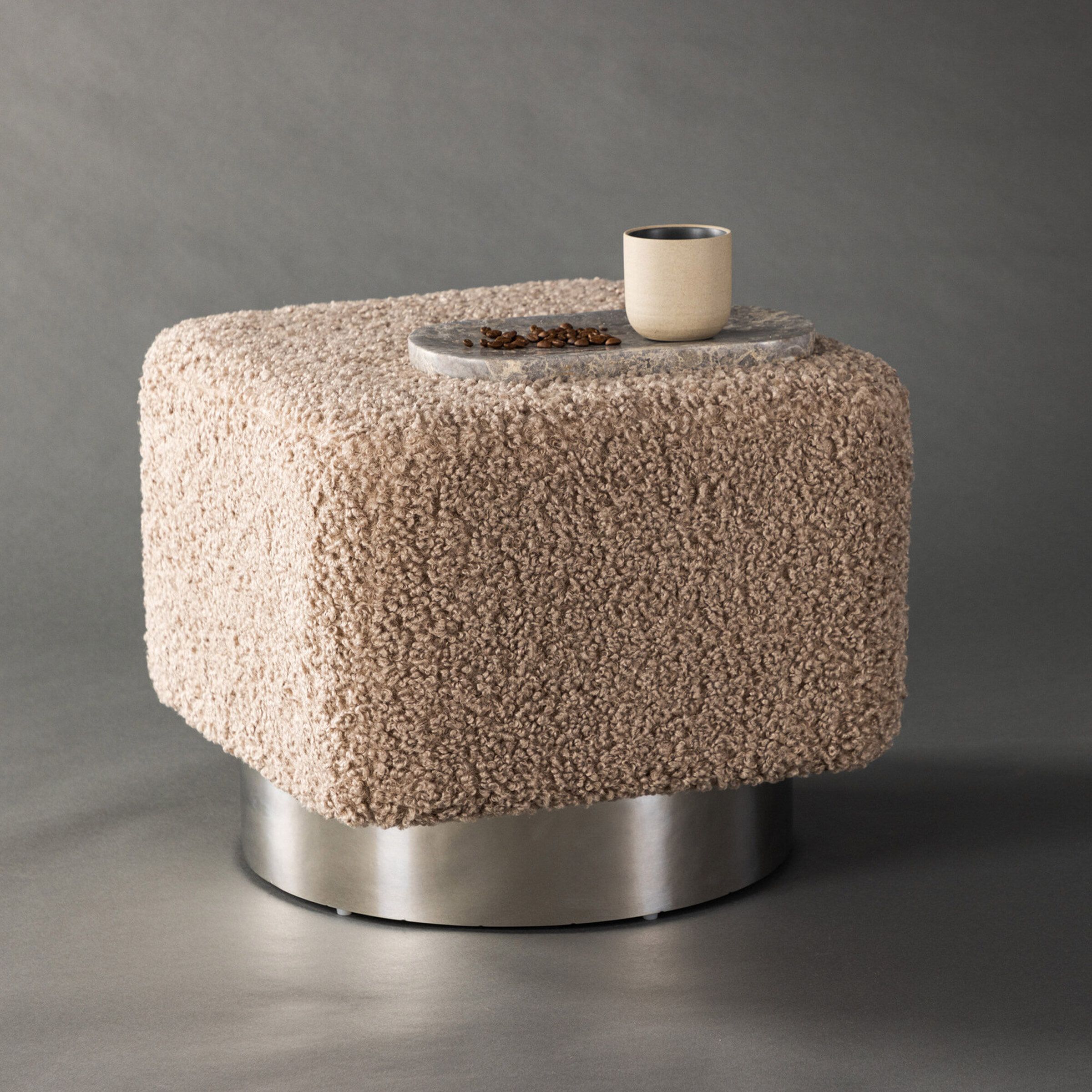 Nohr Montey Teddy Poef – Warm, Modern en Knuffelbaar in Bruin