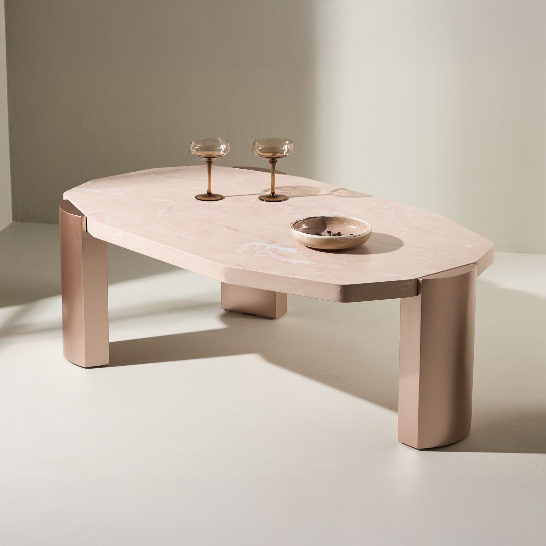 Nohr Organische Salontafel Ellen – Ovale roze marmerlook met gouden poten