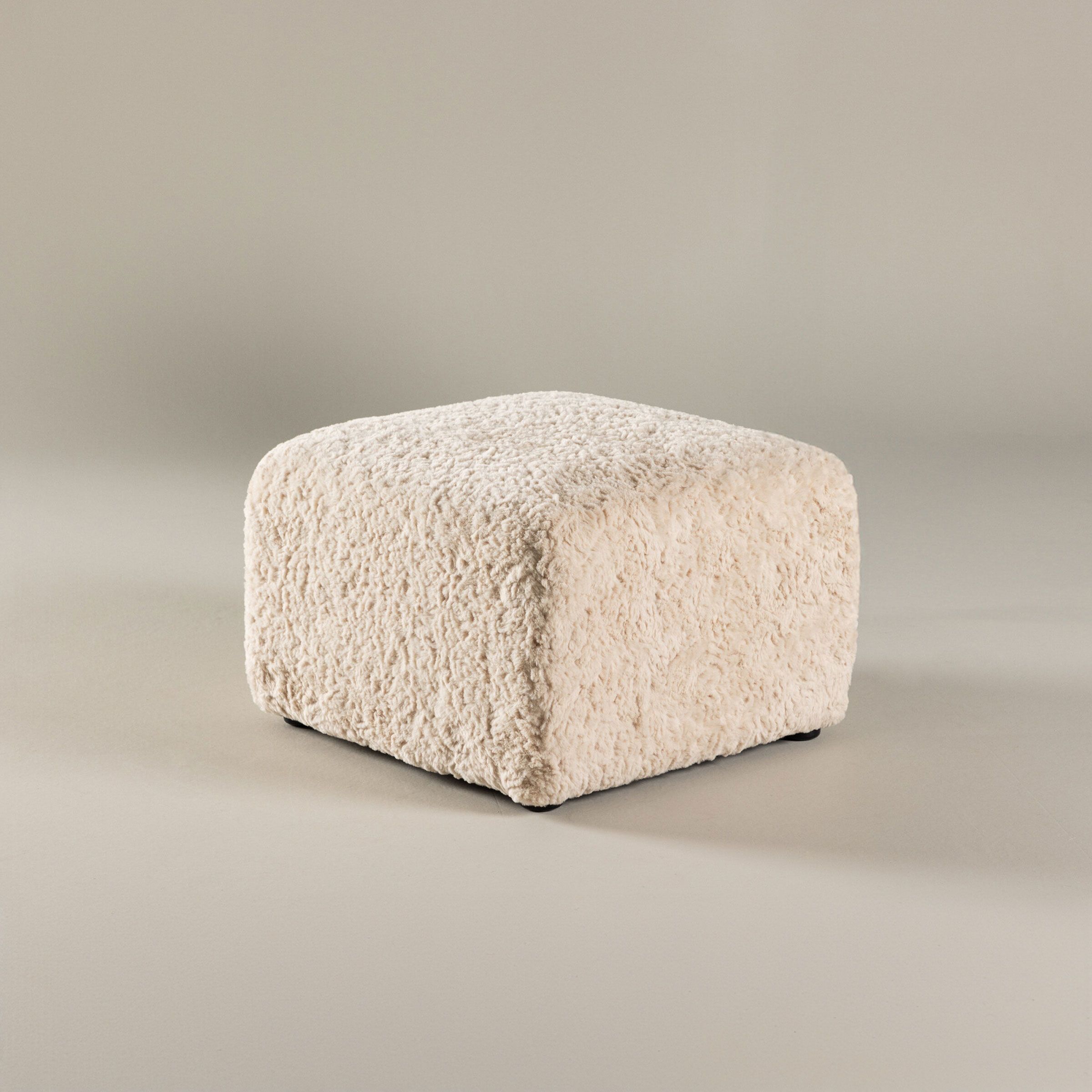 Nohr Poef Sonia – Luxe voetenbank in zacht beige faux‑fur (50 × 50 cm)