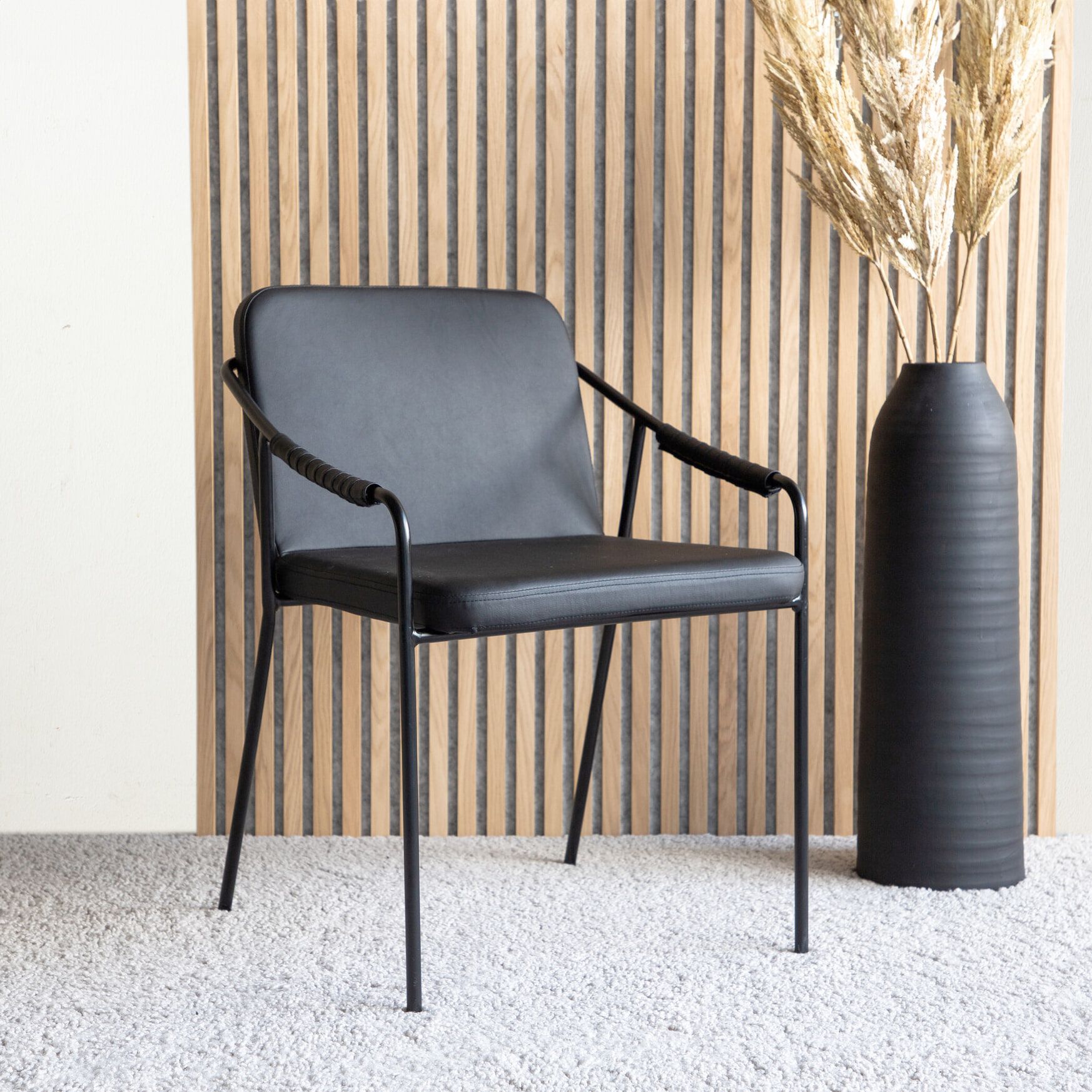 Nohr Prescott Eetkamerstoel – Strakke Zwarte Lederlook voor Moderne Interieurs