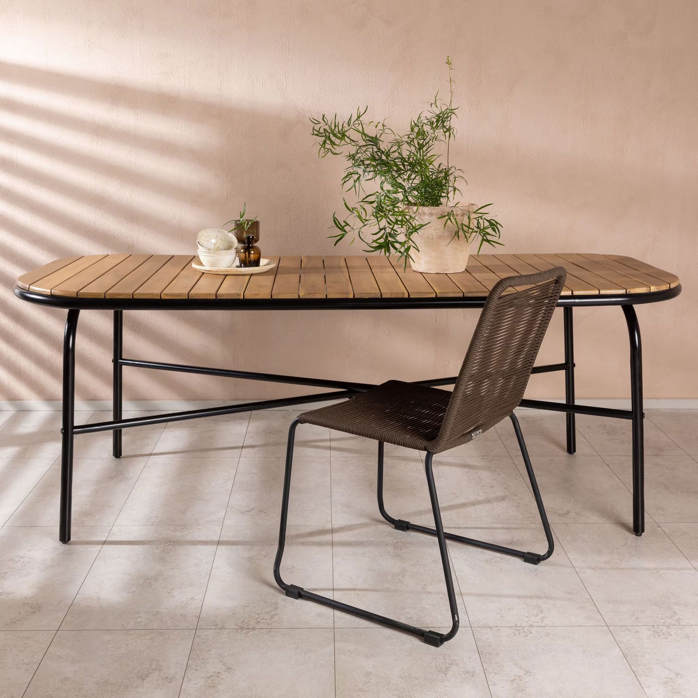 Nohr Ruy Tuintafel – grote acaciahout eettafel met zwart stalen onderstel (200 × 90 cm)