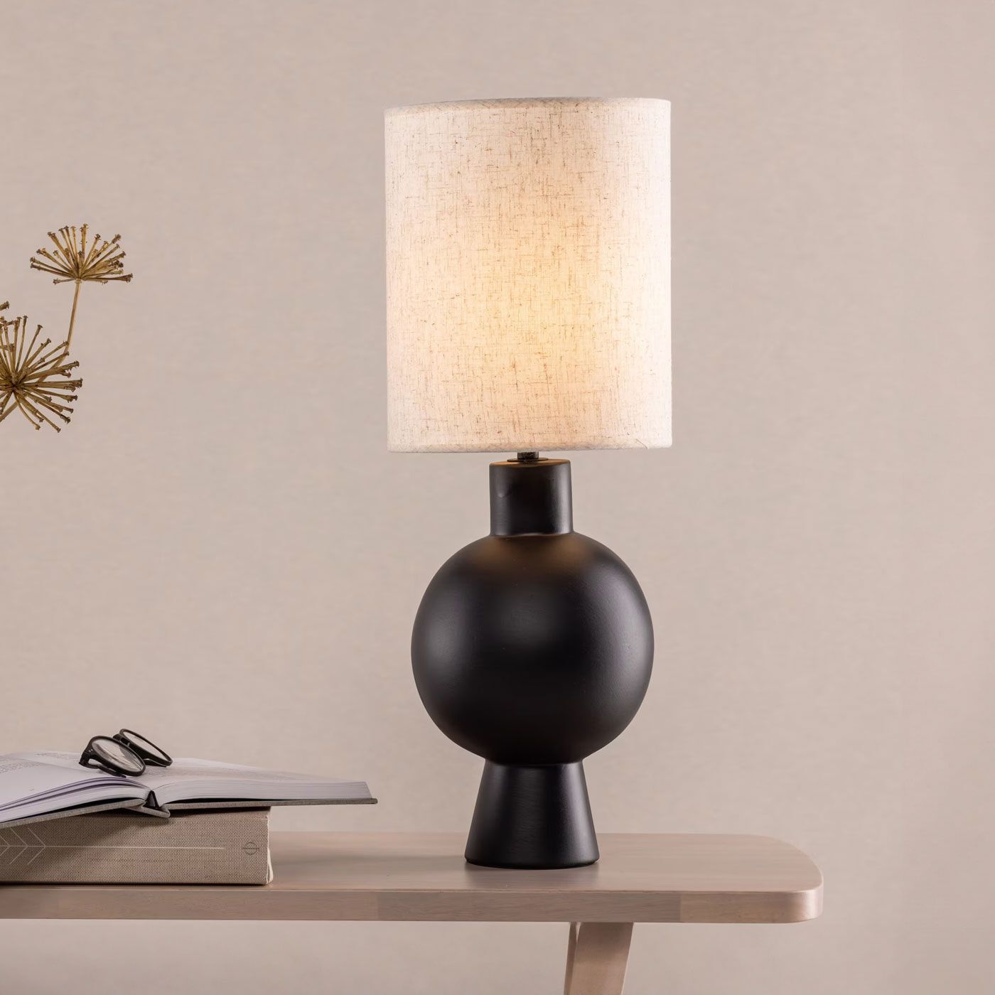 Nohr Sabrine – Tijdloze tafellamp in Beige & Zwart