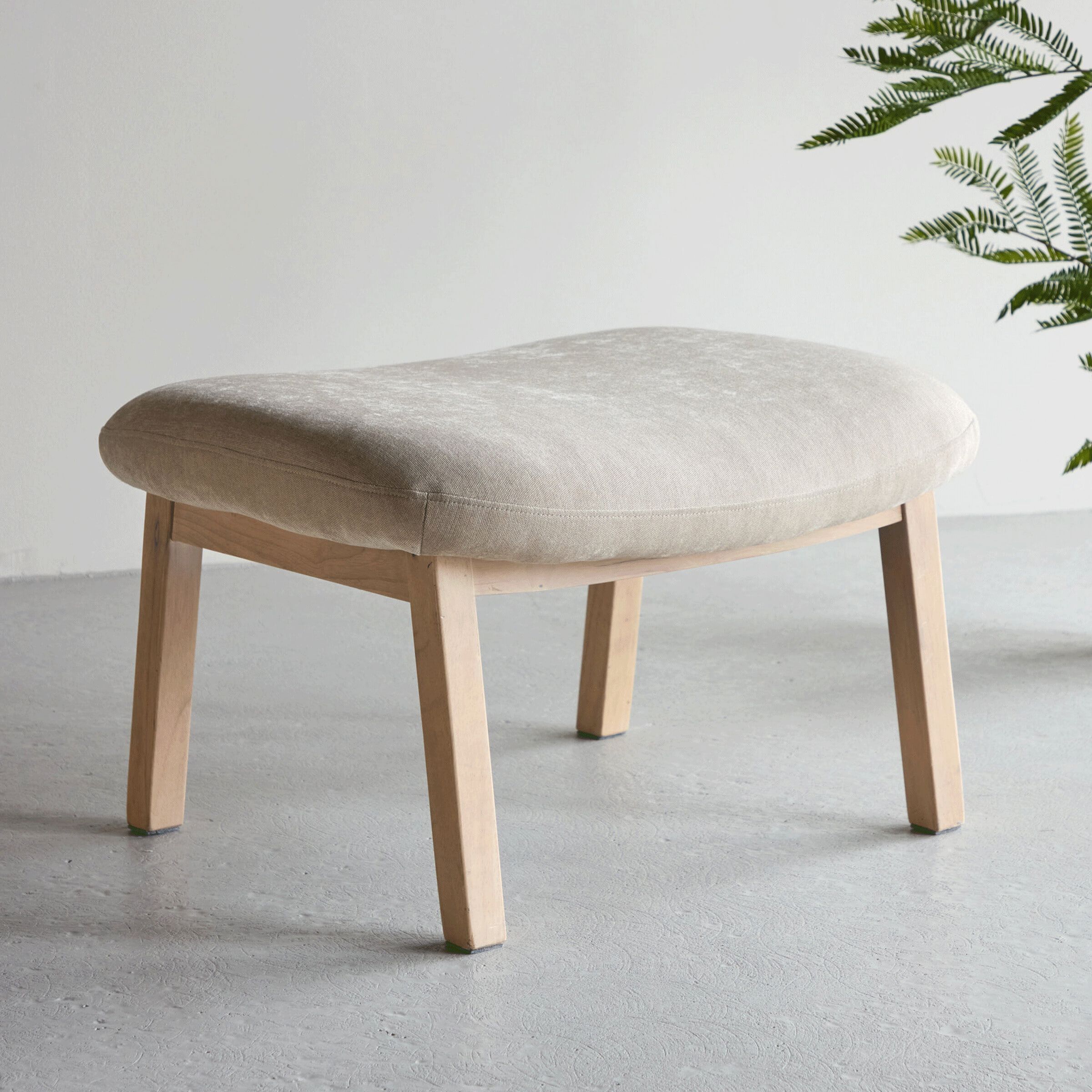 Nohr Shanthi Hocker – Elegante Beige Poef van Rubberhout en Polyester