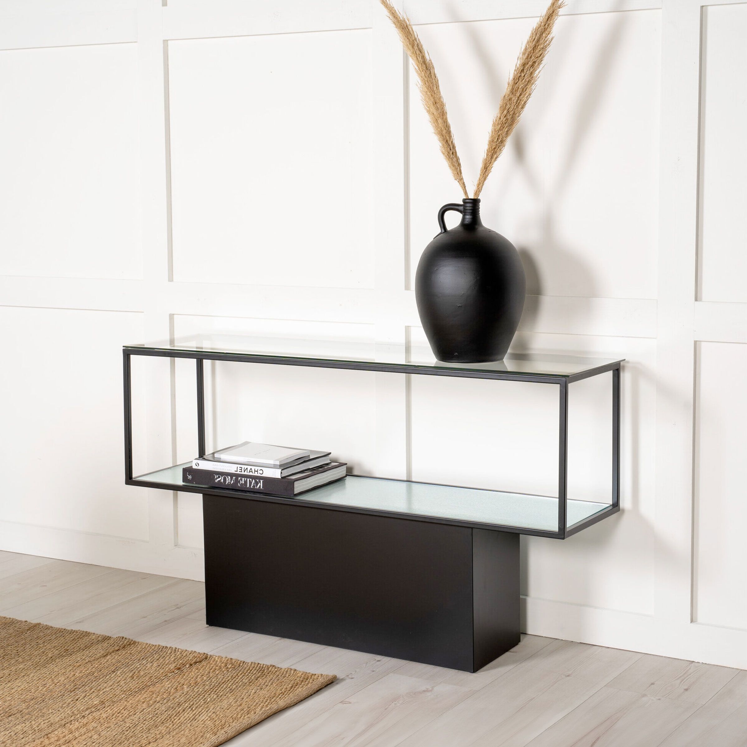 Nohr Sheema Bijzettafel – Glazen blad met zwart stalen frame, 130 × 35 cm