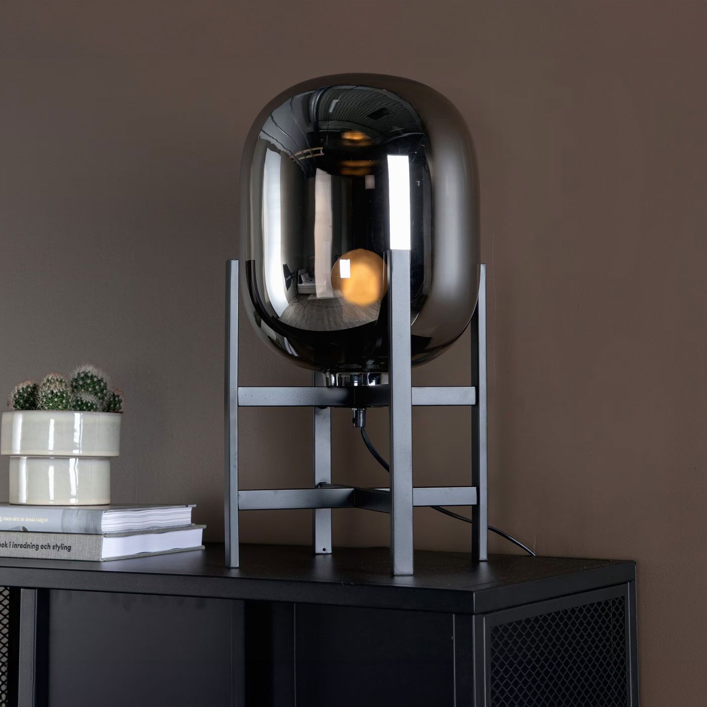 Nohr Tafellamp Syed – Zwart, modern design met glazen kap