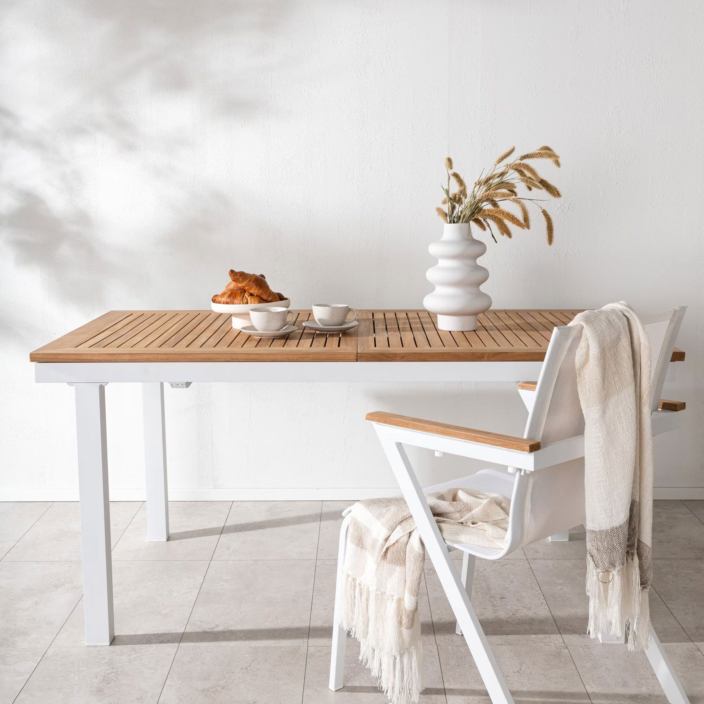 Nohr Taysha uitschuifbare tuintafel in teakhout – modern wit design