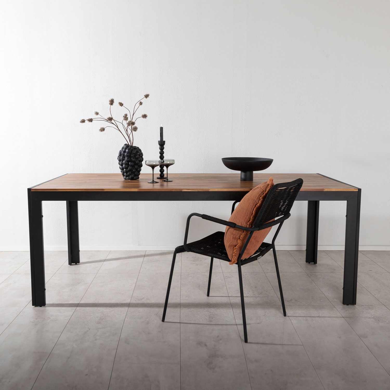 Nohr Tuintafel Catheryne – Strakke Scandinavische eettafel in acaciahout en zwart metaal