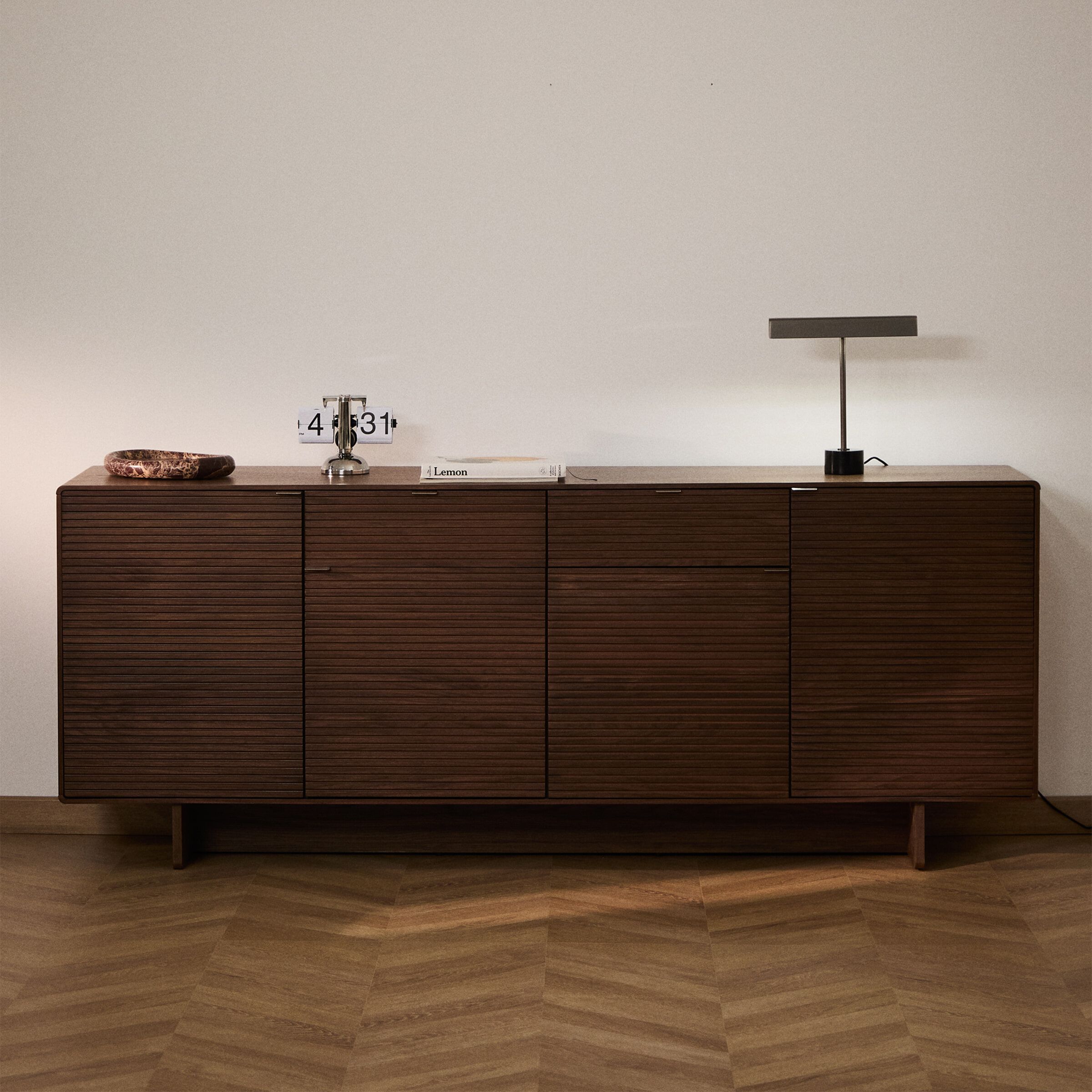 Norlen Dressoir van Kave Home – Tijdloos Walnootfineer met Moderne Twist