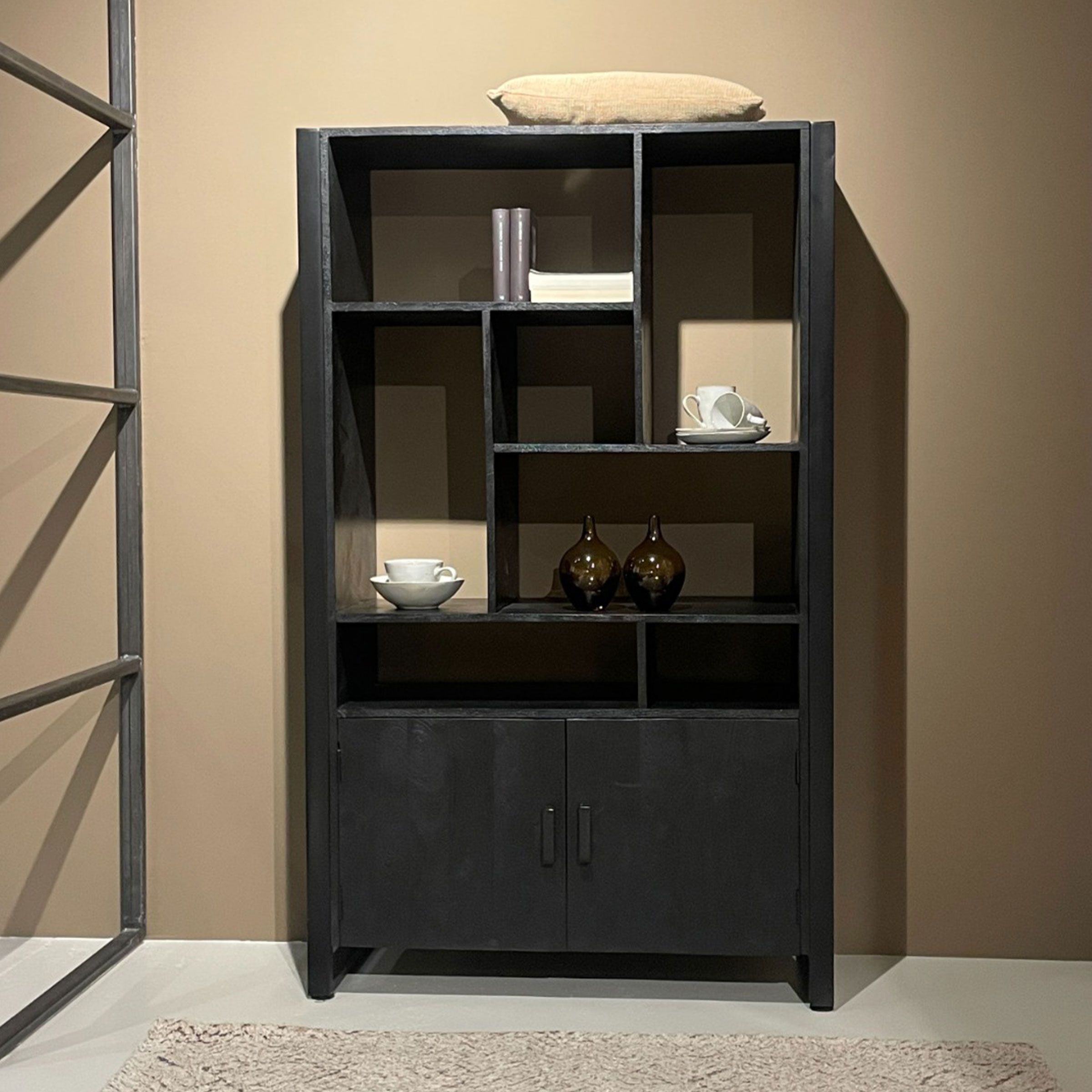 Norris Wandkast van Livingfurn – zwarte mangohouten kast met stalen accenten, 180 cm hoog