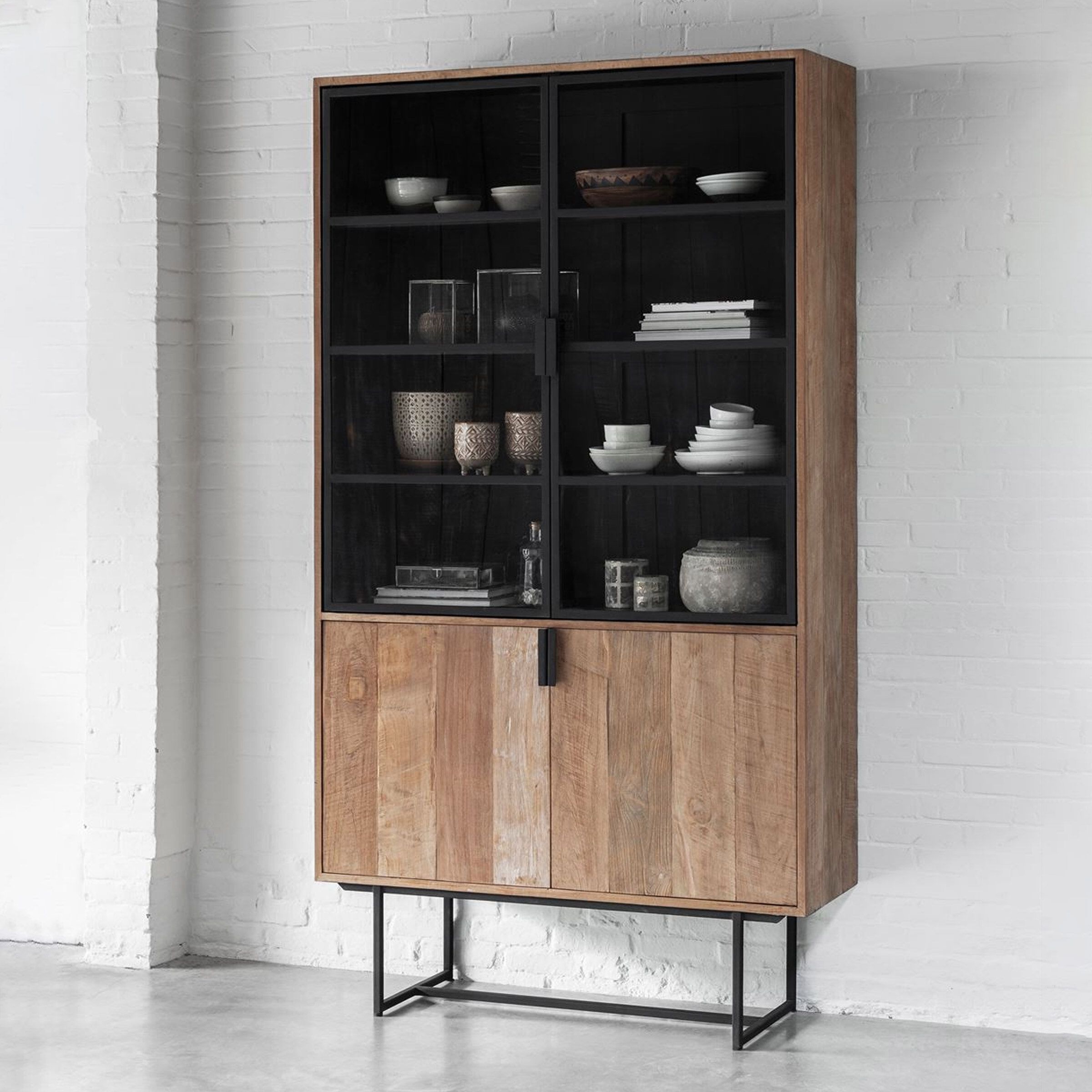 Odeon vitrinekast van DTP Home – stijlvolle teakhouten displaykast met zwart metalen frame