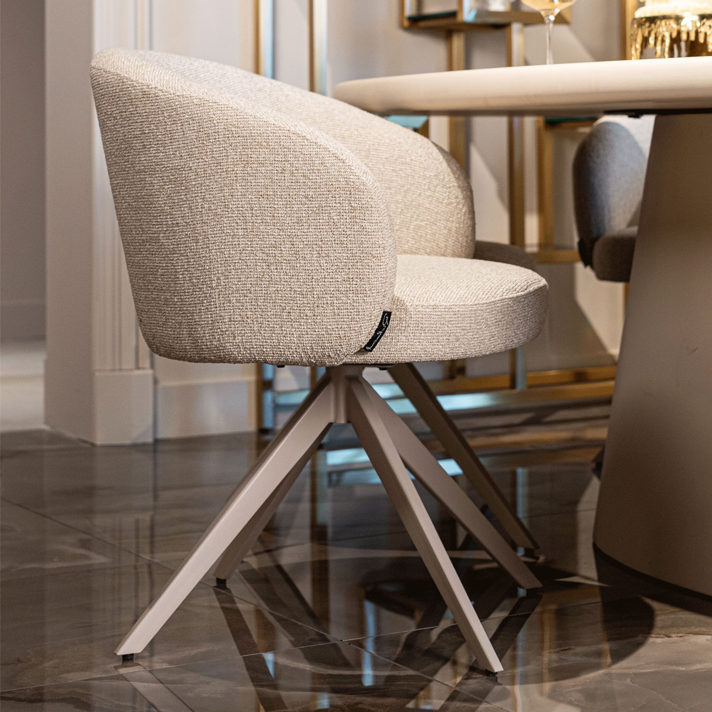 Olivia Draaibare Eetkamerstoel – Luxe en Flexibiliteit in Beige Bouclé