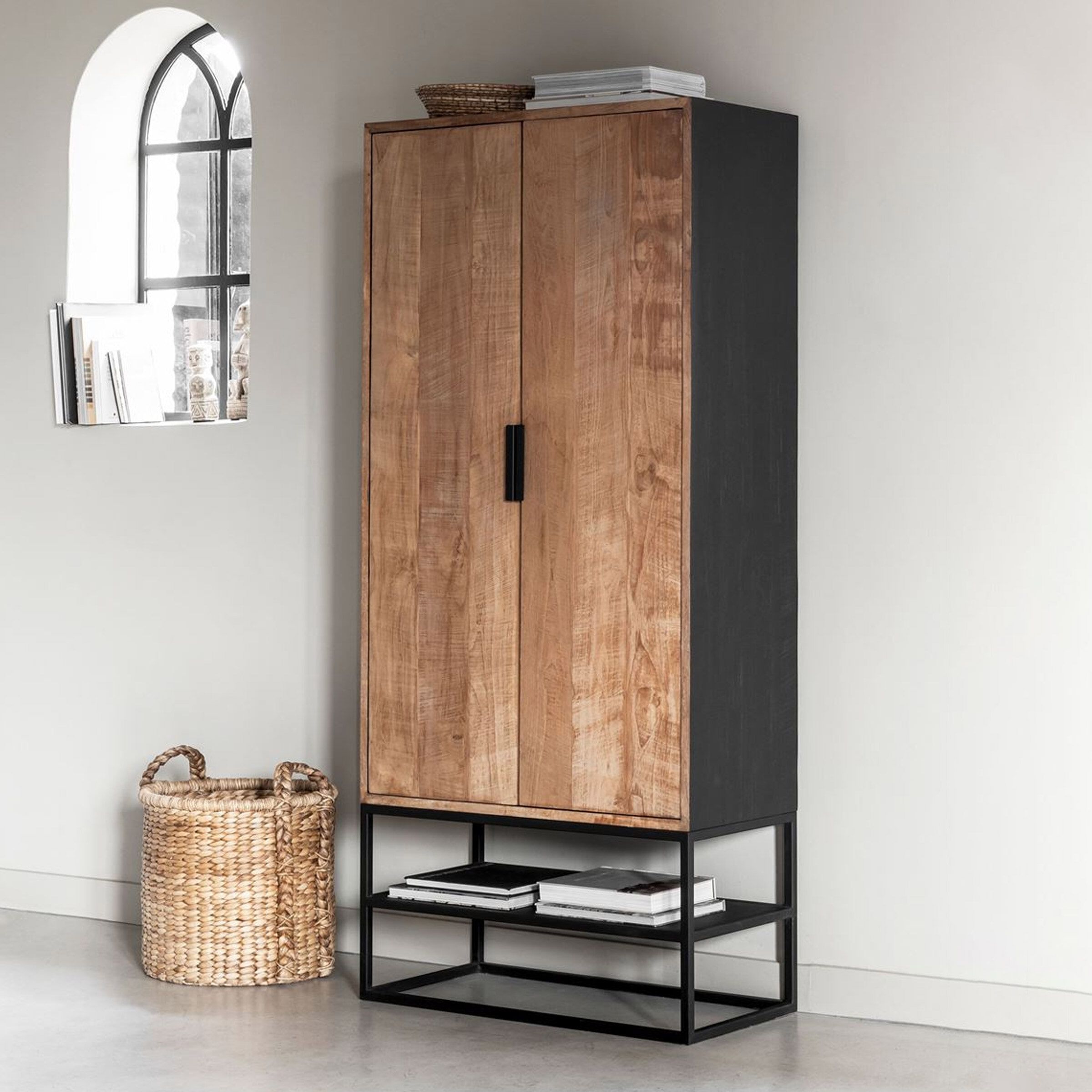 Opbergkast Cosmo van DTP Home – Stoer teakhout met zwarte details