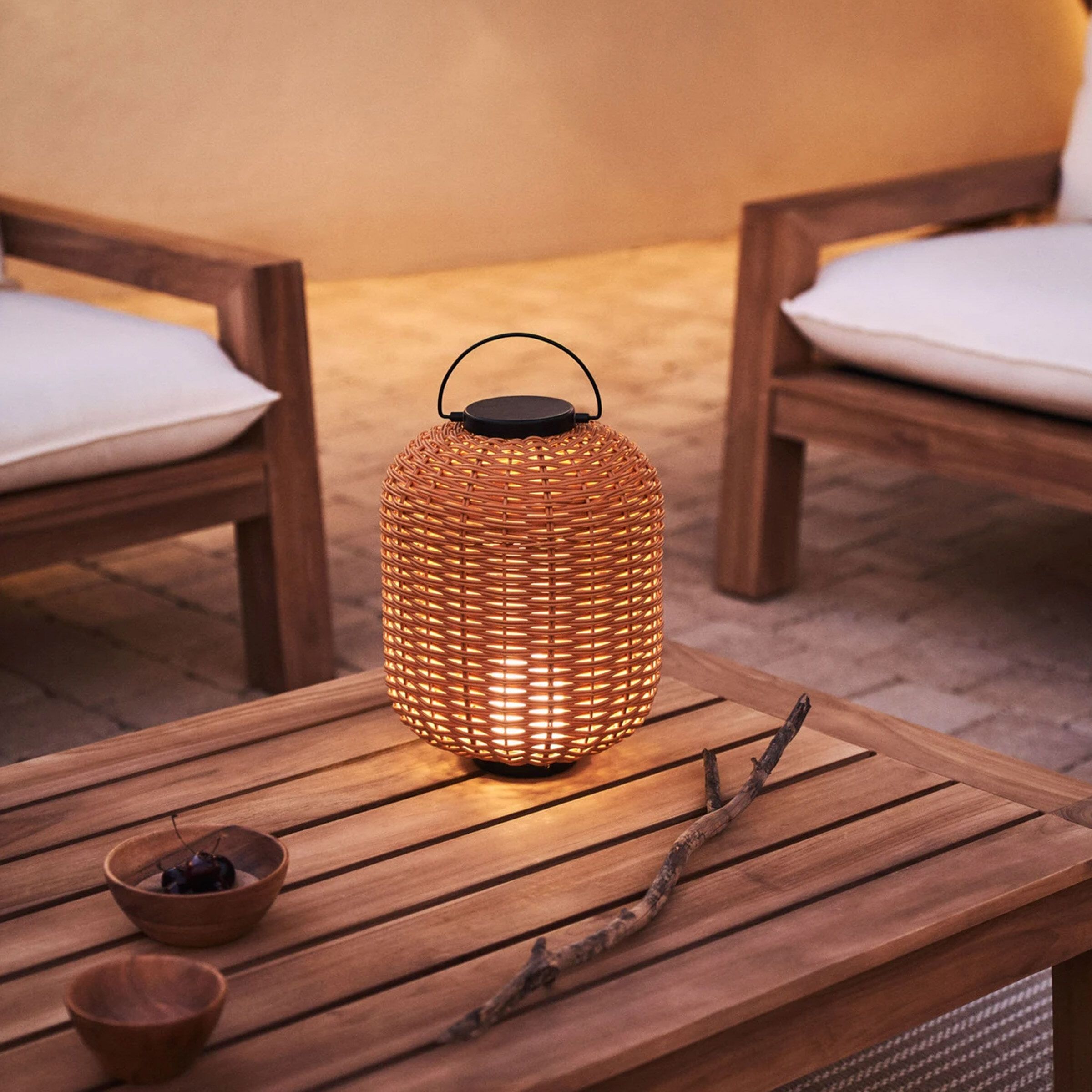Oplaadbare rotan tafellamp Saranella van Kave Home – Warm licht, draagbaar & weerbestendig