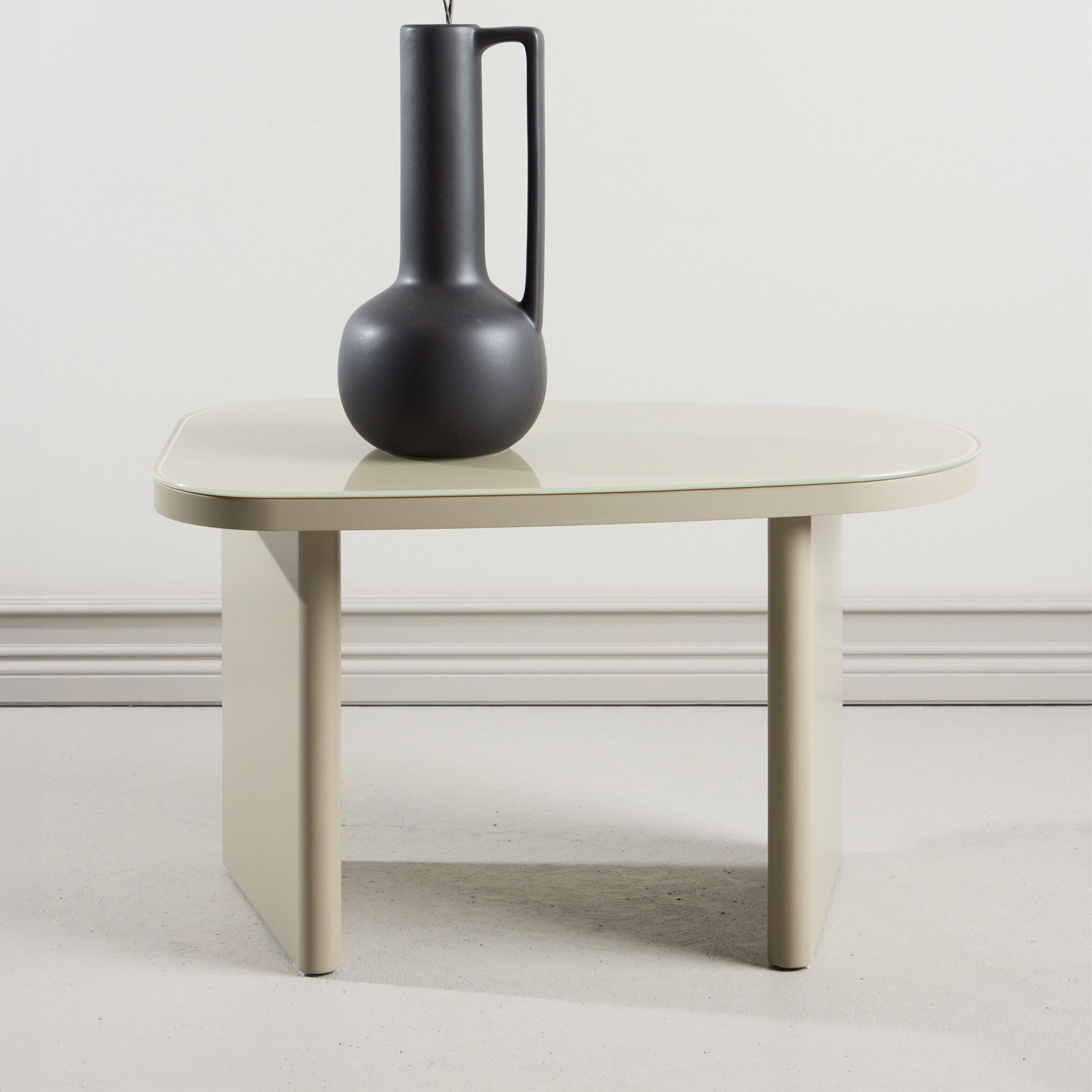Organische Bijzettafel Jenea van Nohr – Elegant Beige Glas & MDF