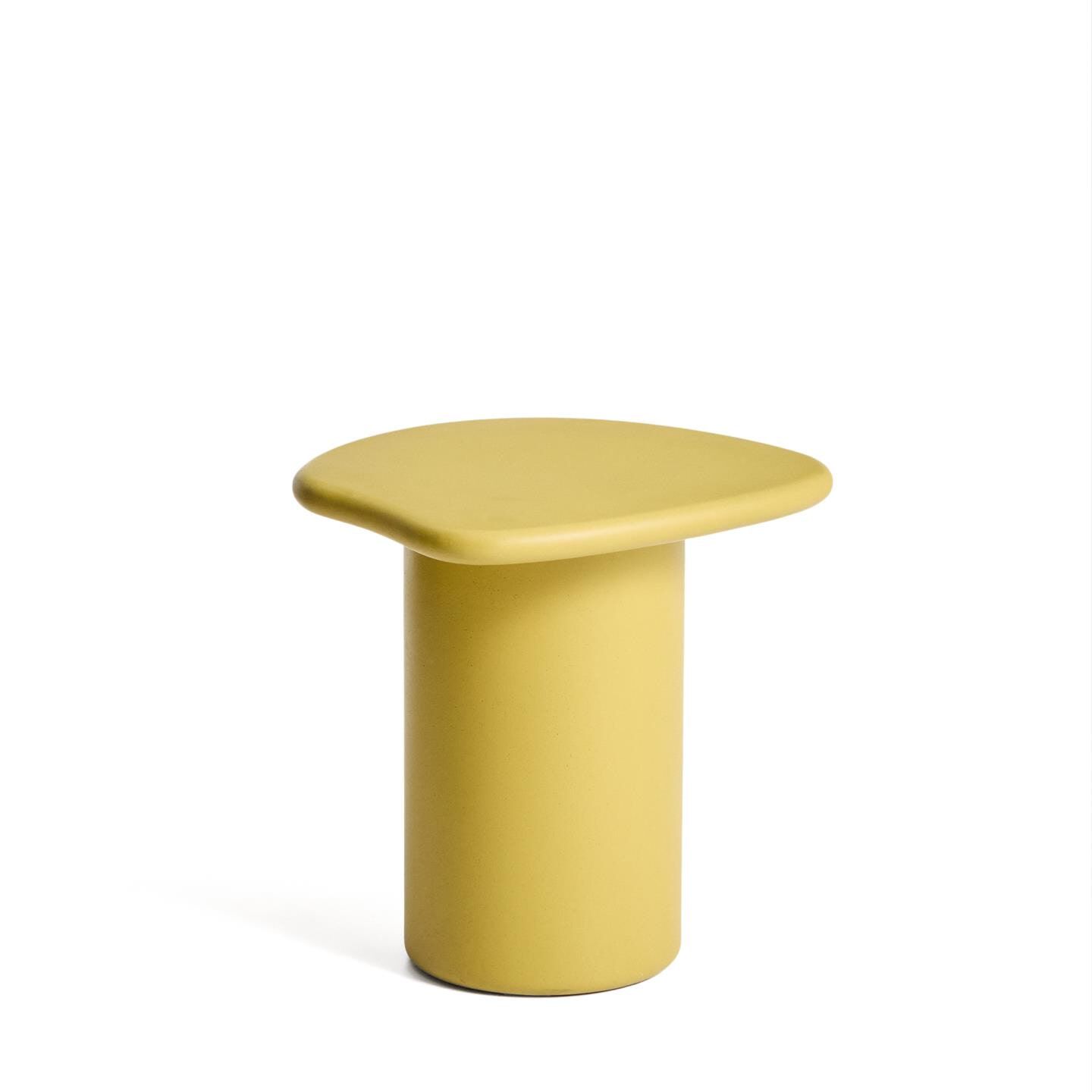 Organische Bijzettafel Macarella – Mustard Yellow, 48 × 47 cm