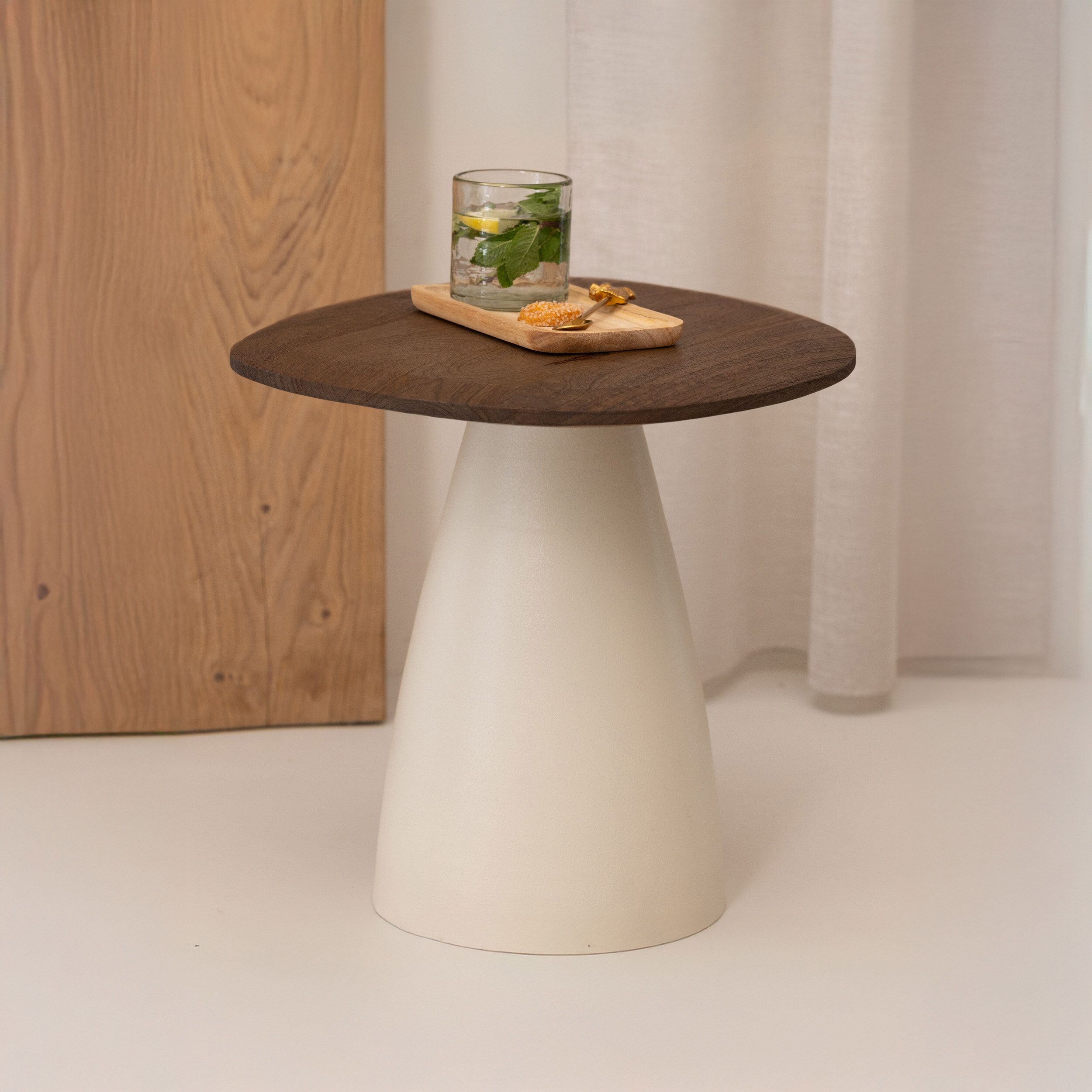 Organische bijzettafel Madin van Sohome – warm mangohout, 50 cm