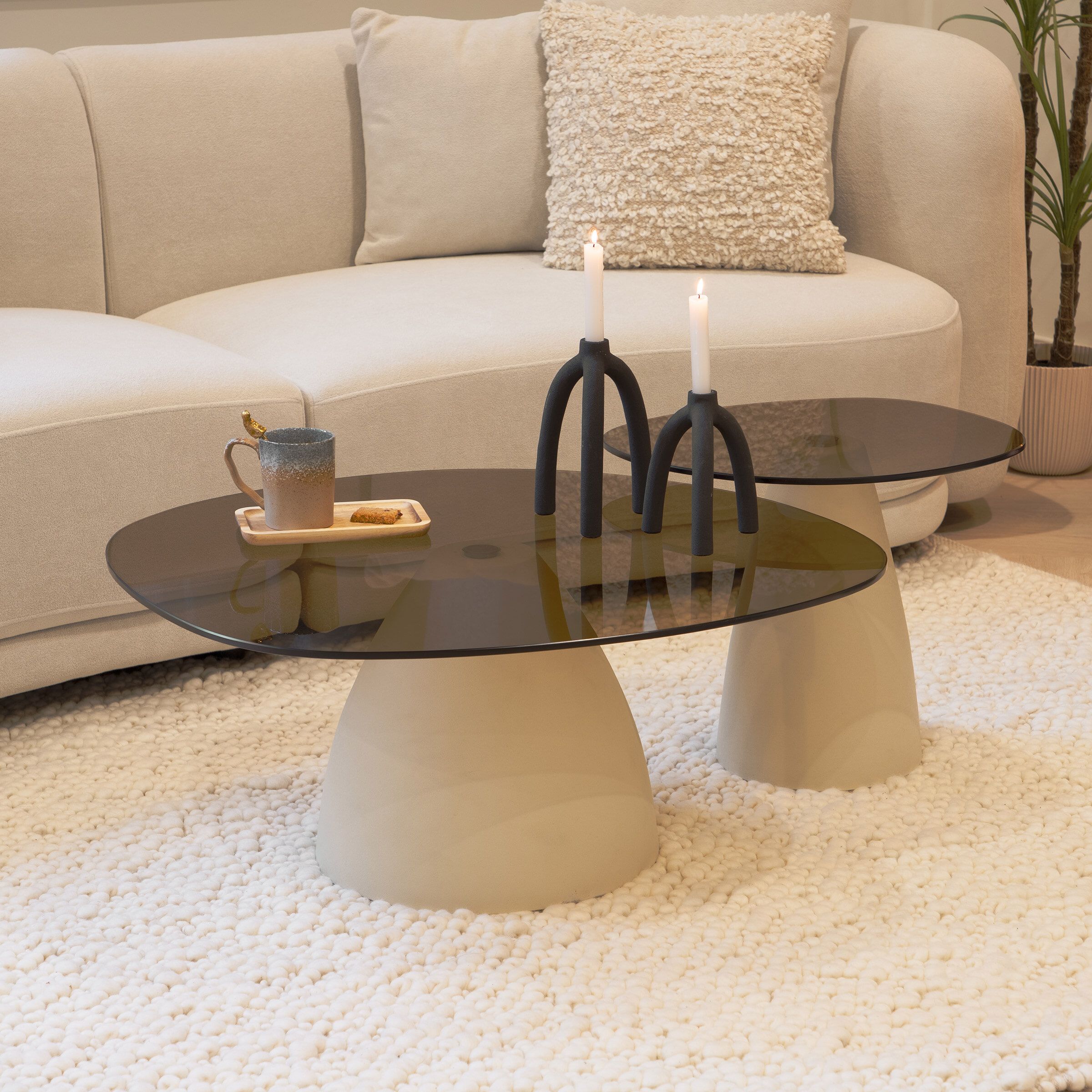Organische Salontafel Jacky set – twee stijlvolle tafels in betonlook en rookglas