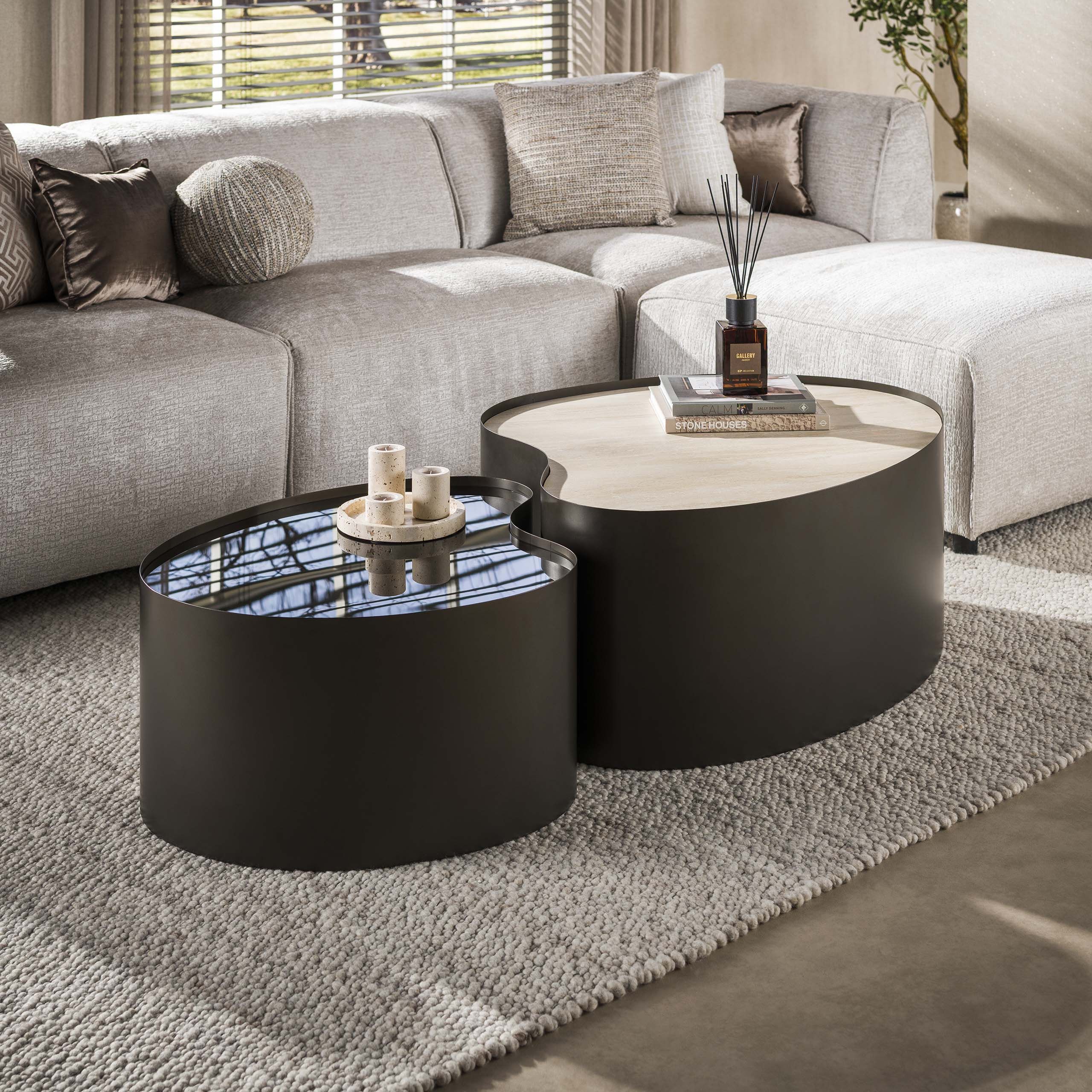 Organische Salontafel Kaity – Set van 2 in Travertin‑look & Rookglas