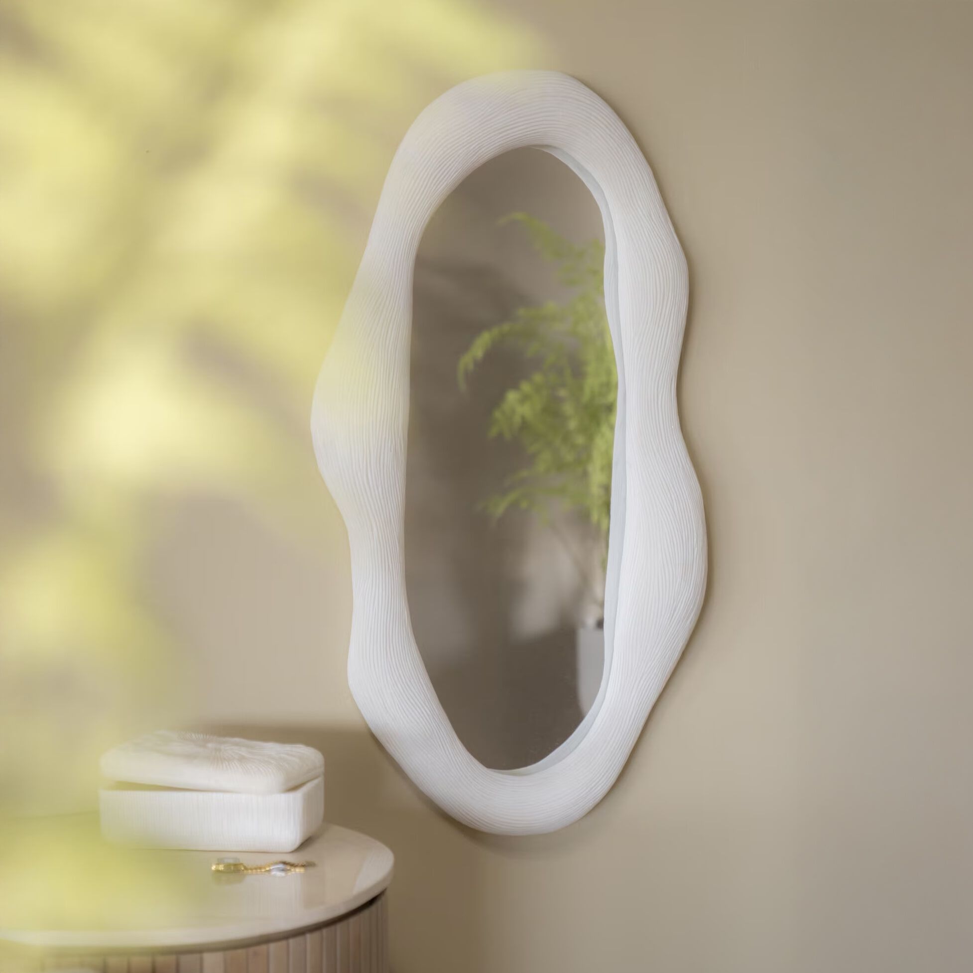 Organische Wandspiegel Alia van By‑Boo – Stijlvolle Witte Resin & Glas Reflectie (103 × 59 cm)