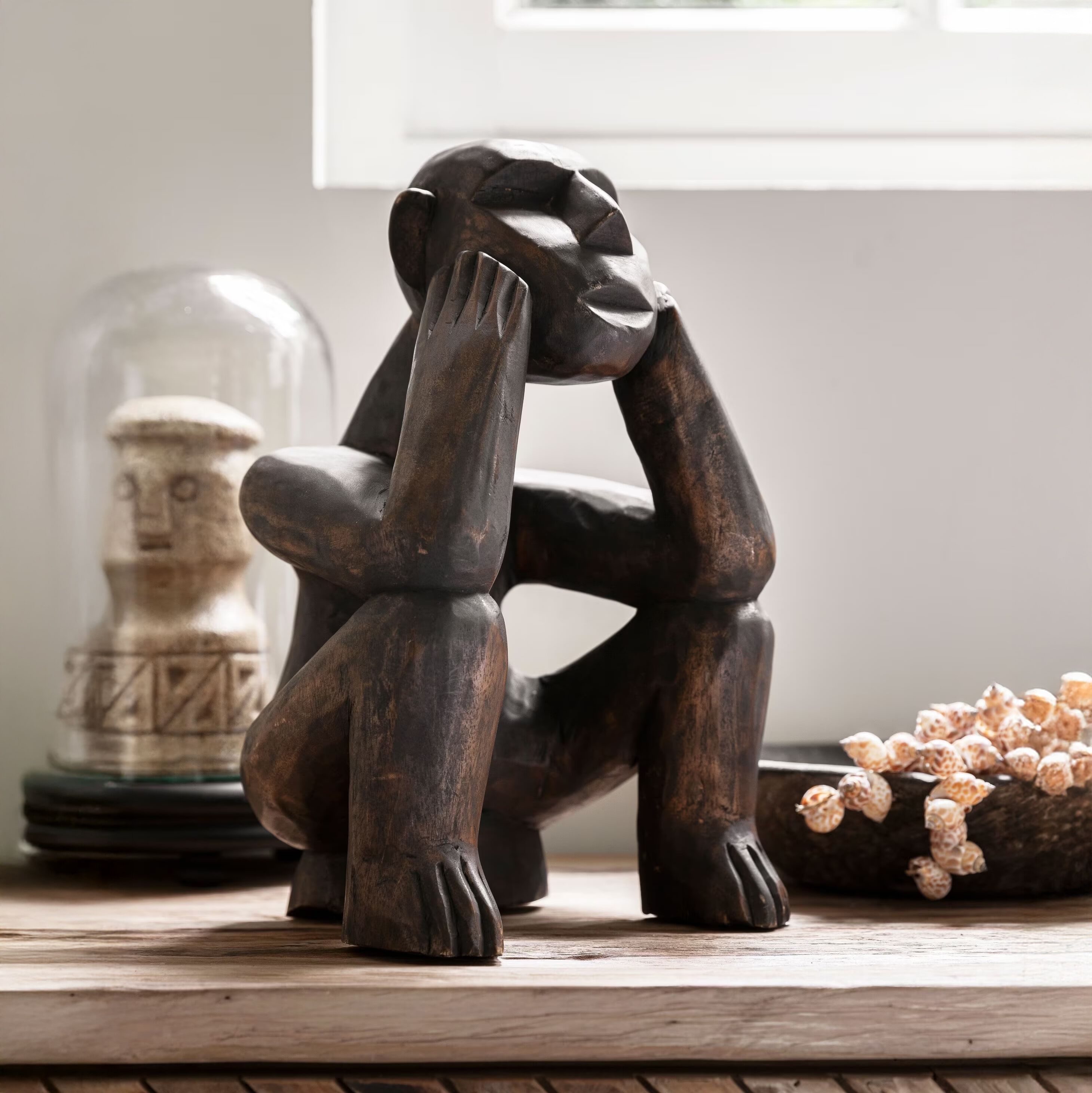 Ornament “Do Nothing” van MUST Living – Mahoniehouten kunstobject (30 cm)