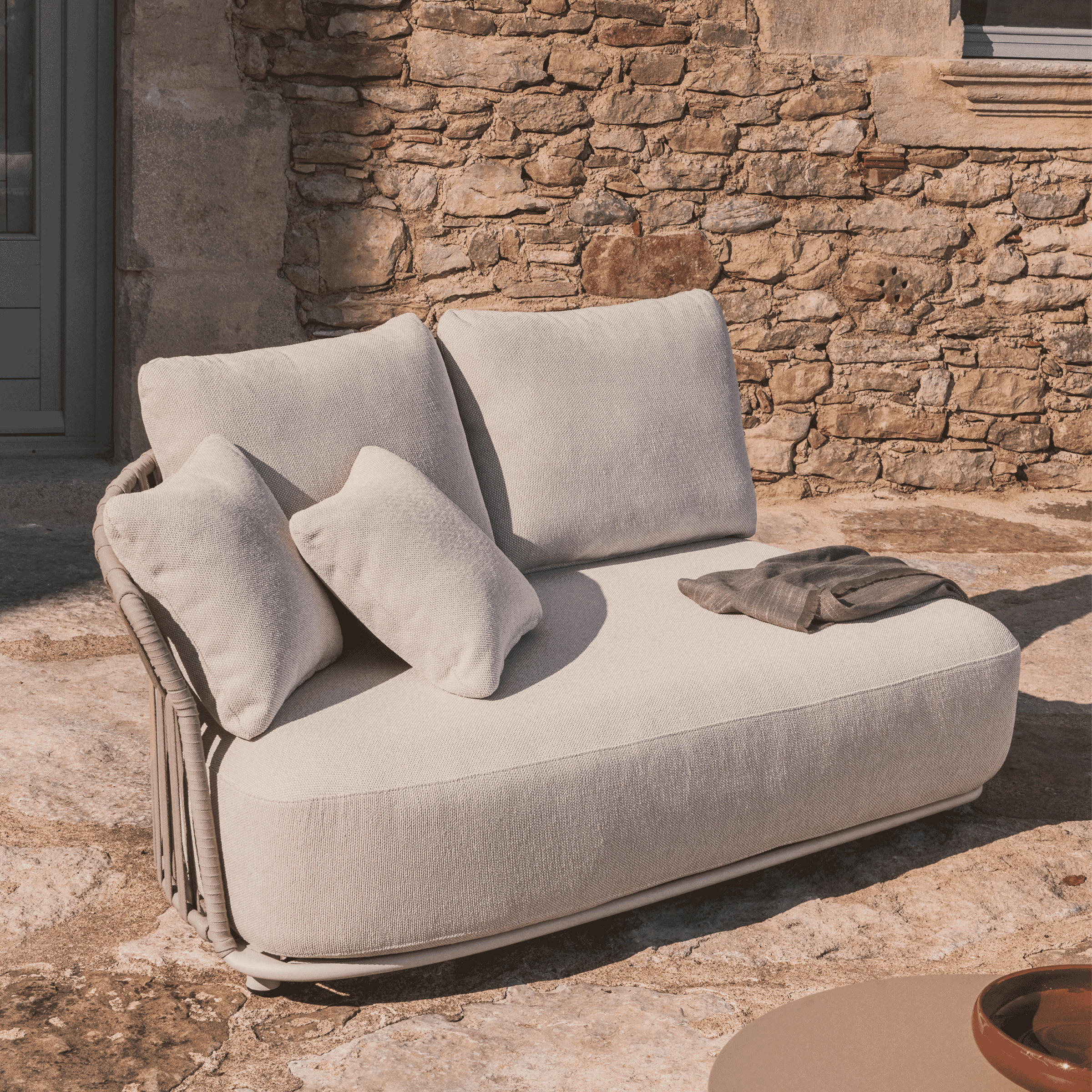 Osani 2‑zits loungebank van Kave Home – stijlvolle comfort voor binnen en buiten