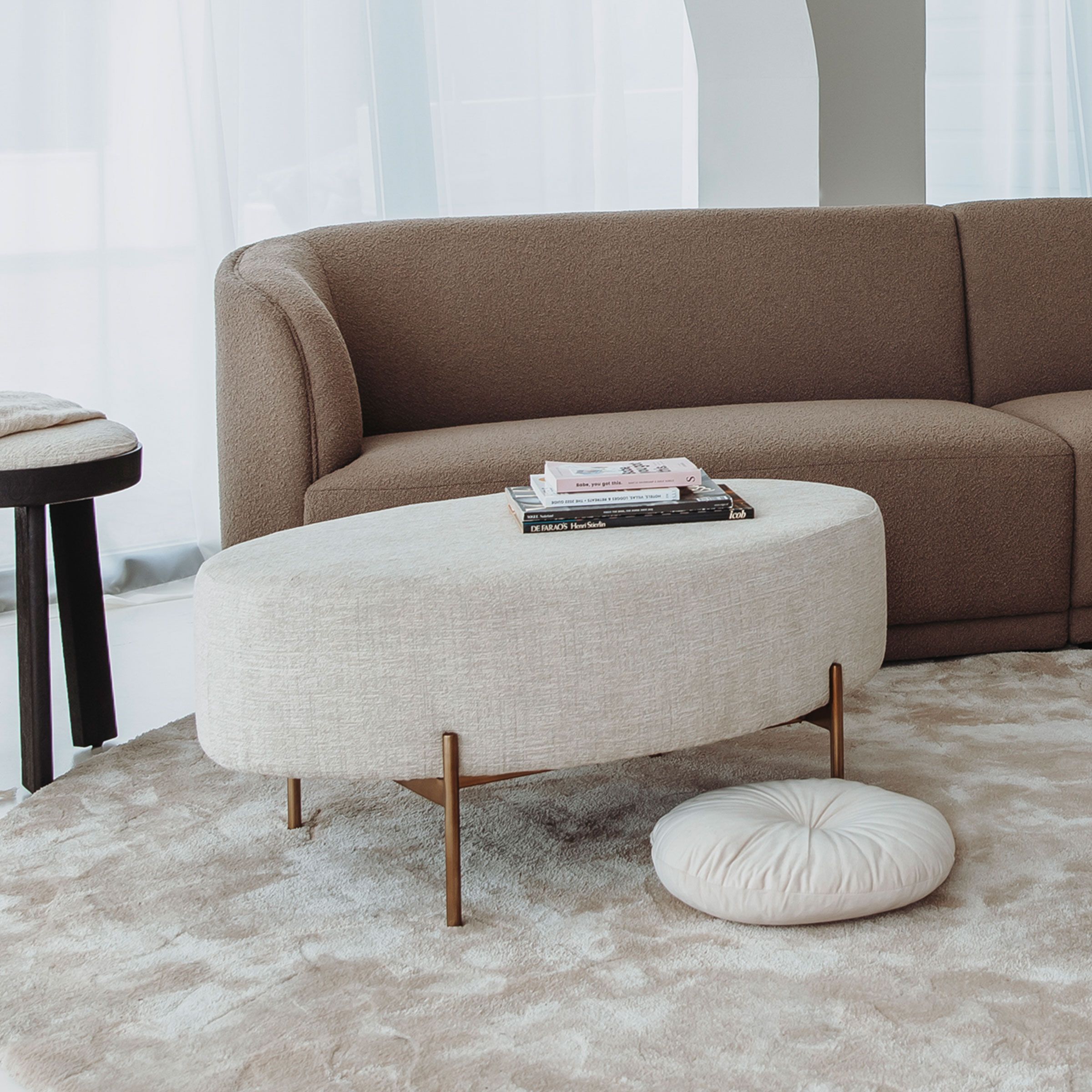 Ovale Hocker Ossana van Tower Living – Stijlvolle Beige Poef voor Elk Interieur