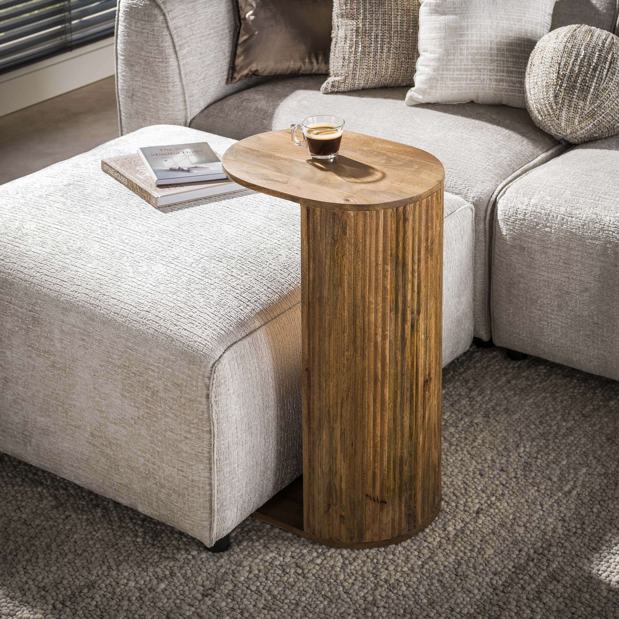 Ovale Laptoptafel Sharmila van LifestyleFurn – Elegante mangohouten bijzettafel (45 × 35 cm)