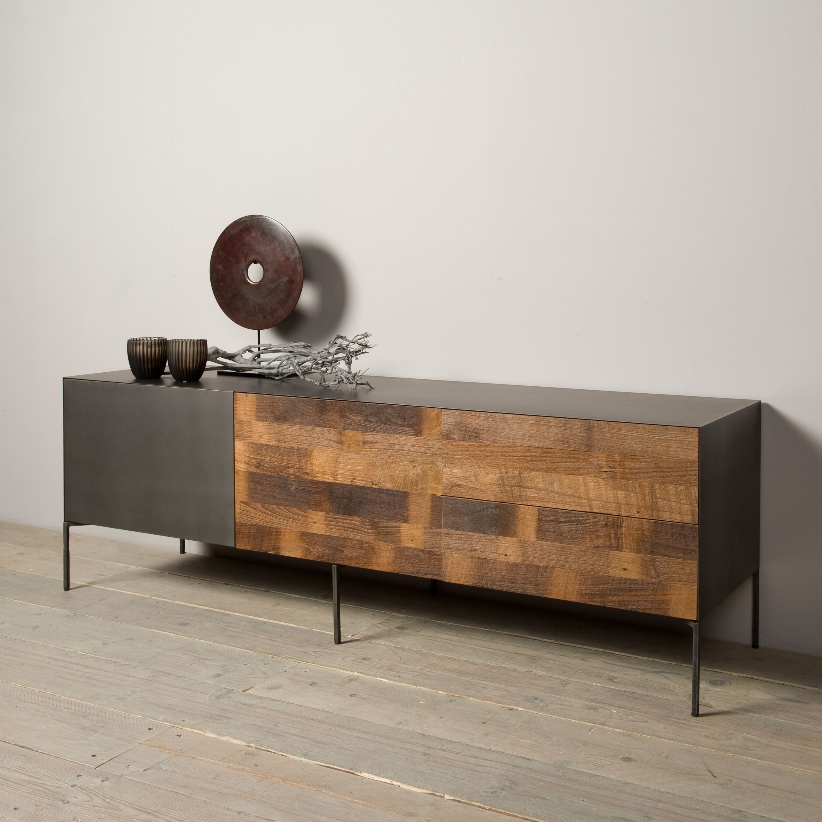 Pandora TV‑meubel 165 cm – Stijlvol met donkermetaal en gerecycled teakhout