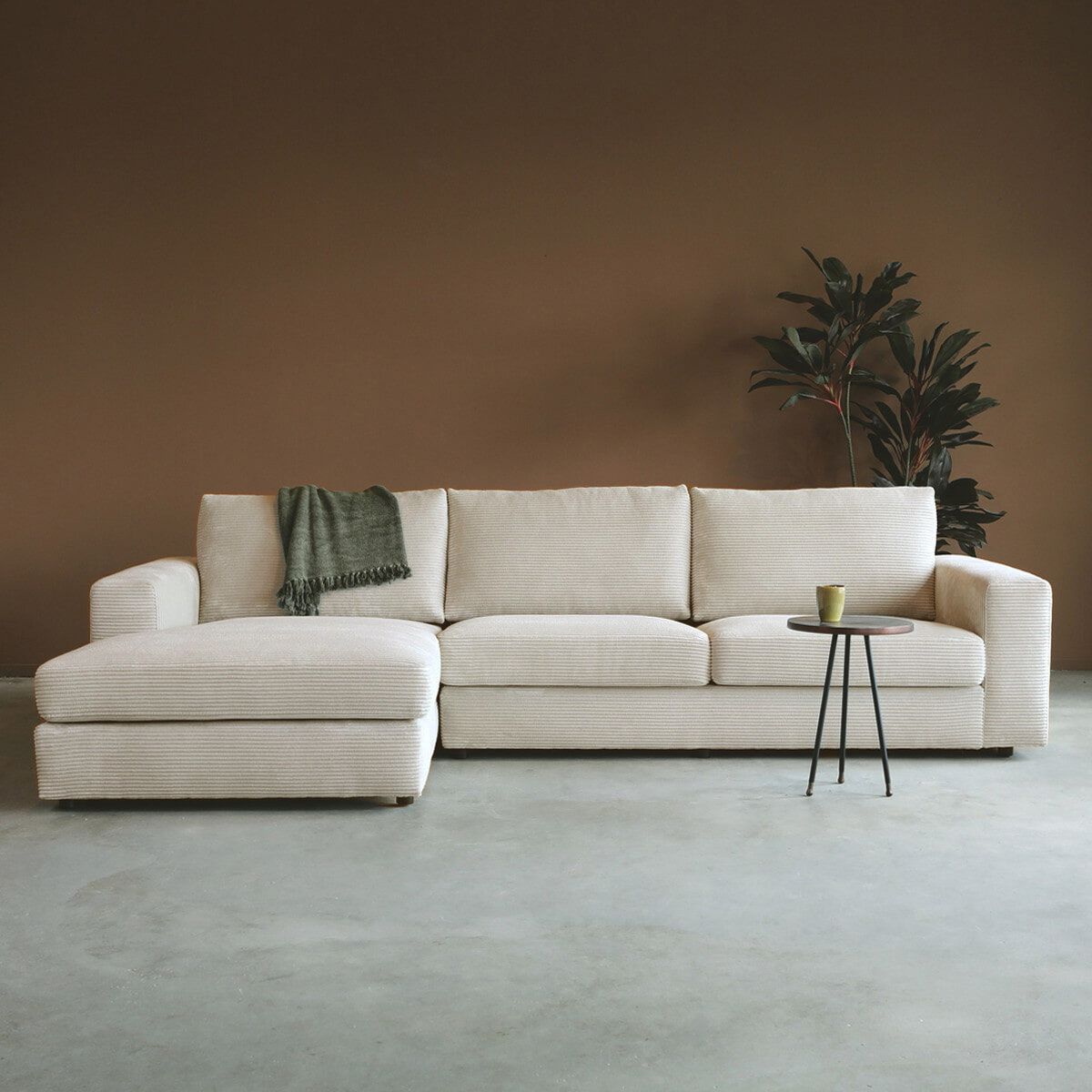 PEPP Interiors Loungebank Uno 304 cm – Natuurlijke ribstof met comfortabele chaise‑longue