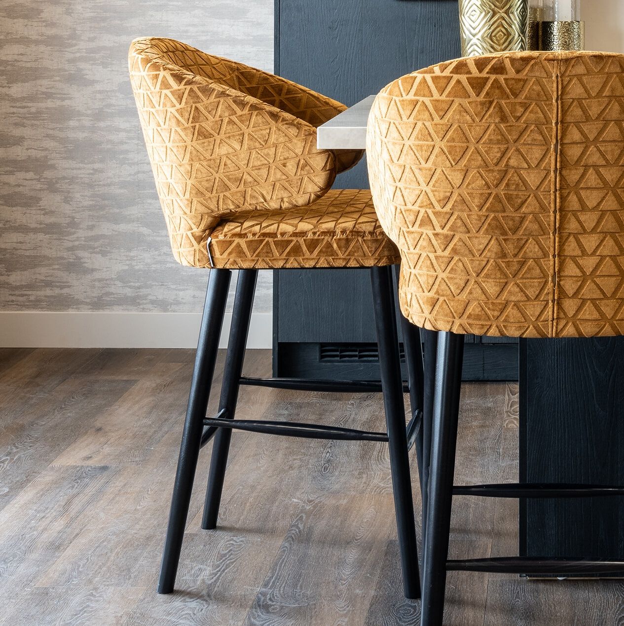 Richmond Barstoel Indigo Triangle – Luxe Gouden Barstoel voor Keuken en Bar