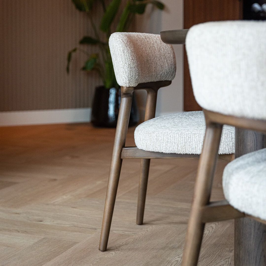 Richmond Basker Linear eetkamerstoel – natuurlijke stof, modern design