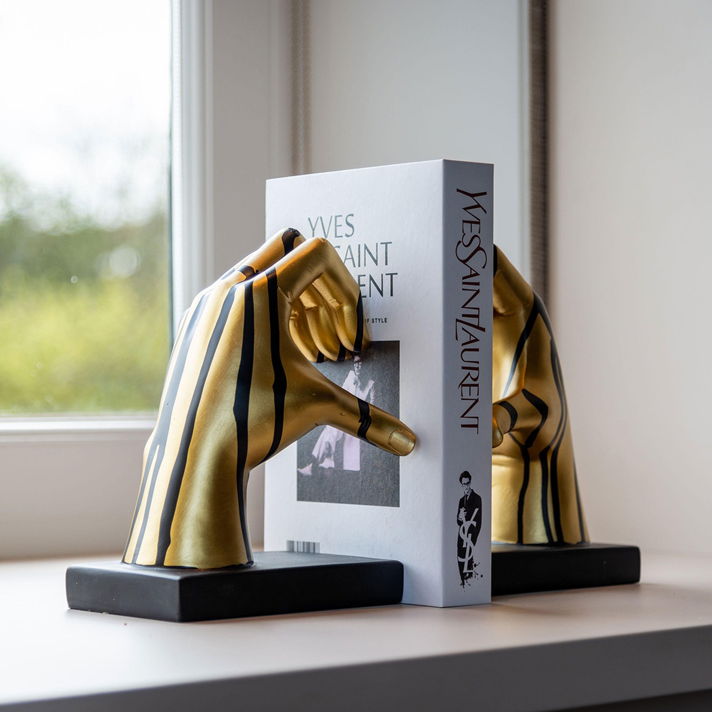 Richmond Boekenstandaard Love – Elegant Goud & Zwart voor een Stralend Interieur