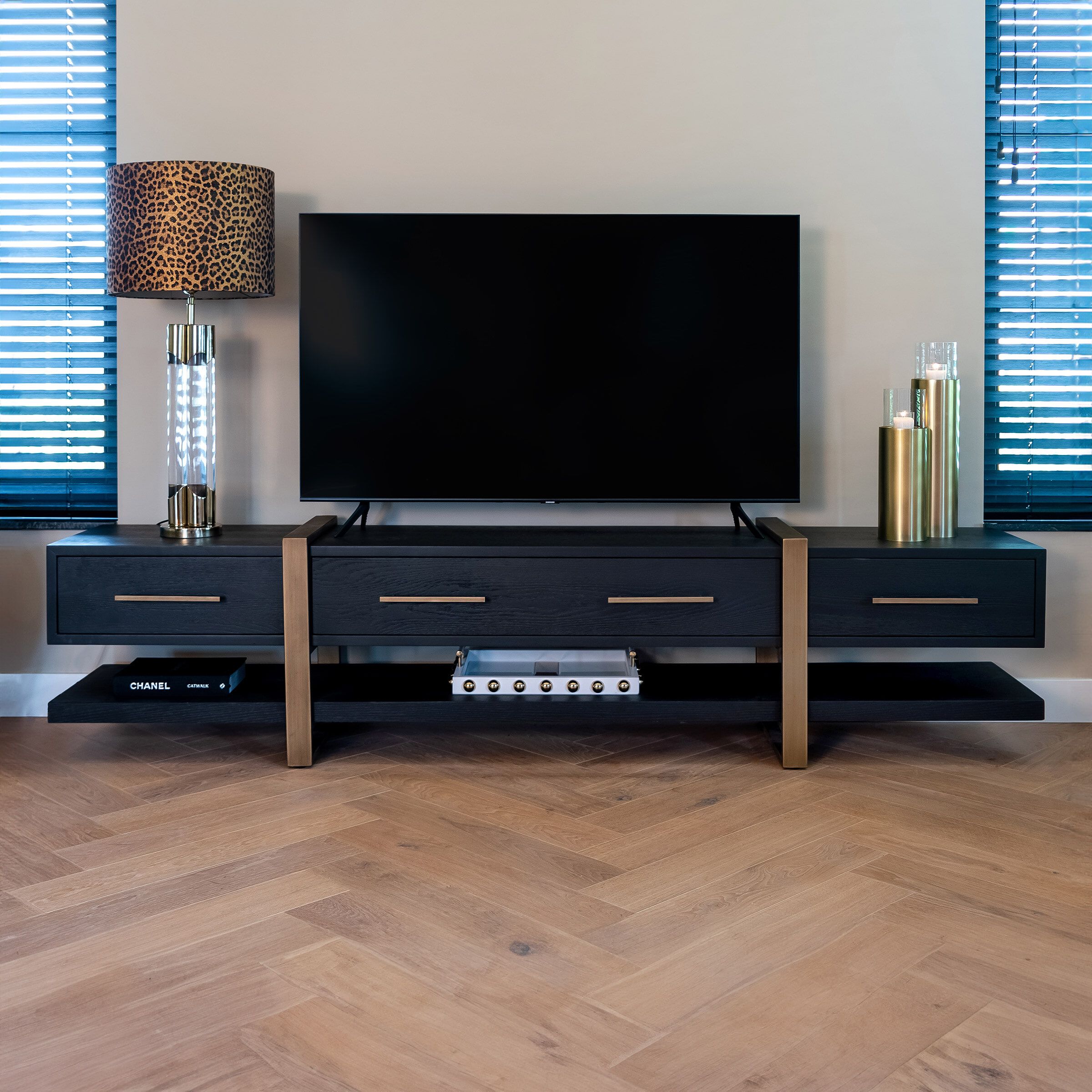 Richmond Cambon TV-meubel – Strak eikenfineer met gouden accenten, 240 cm