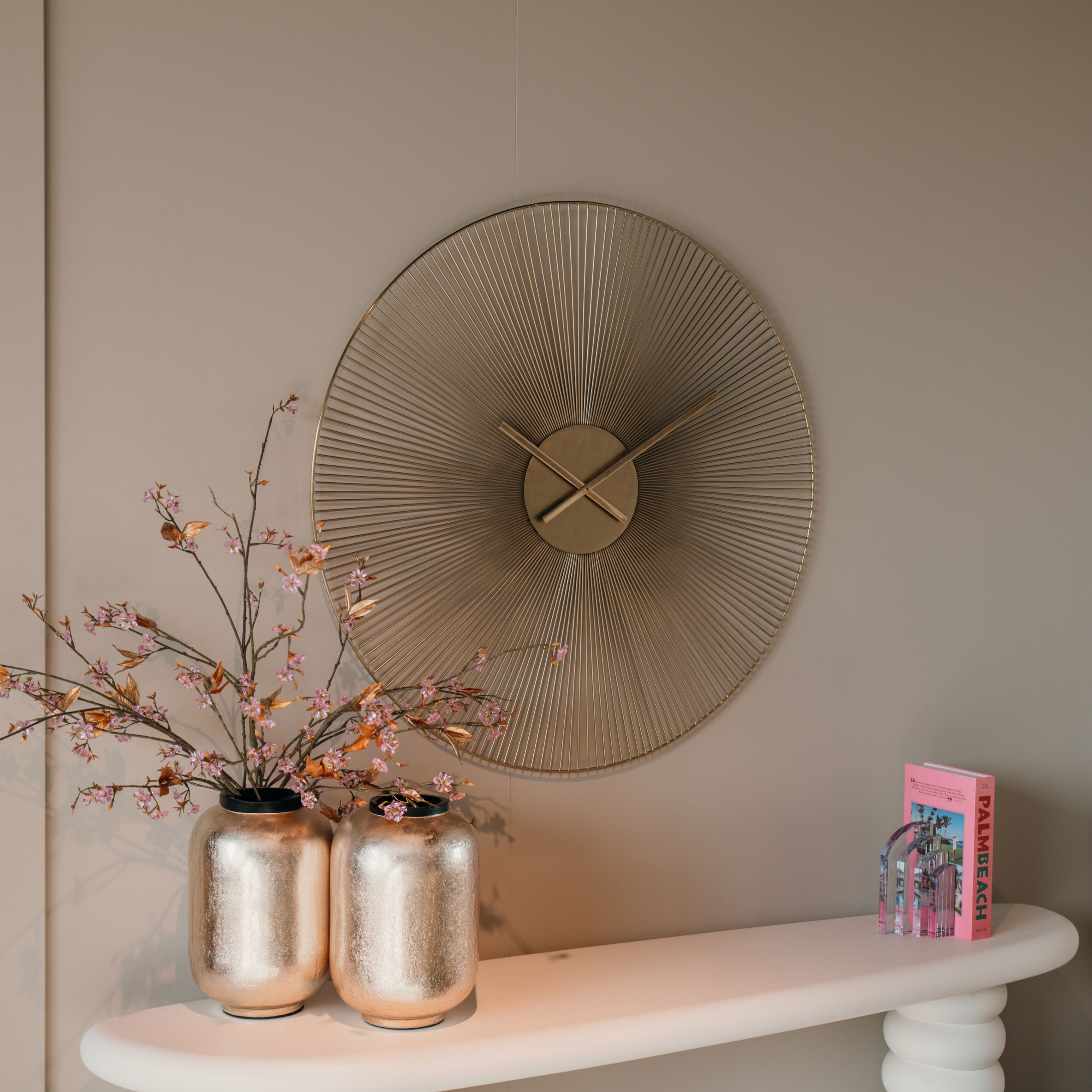 Richmond Clok Audrey – Gouden Wandklok van 90 cm voor een Moderne Woonstijl